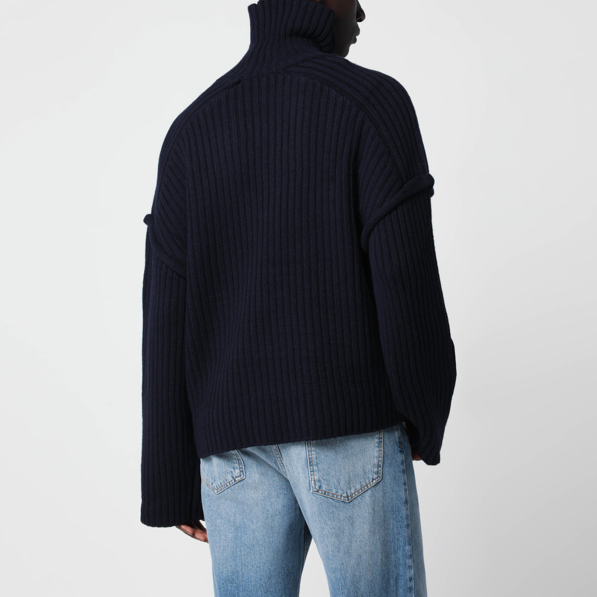 Dunkelnavyblauer Rollkragenpullover aus Rippstrickwolle