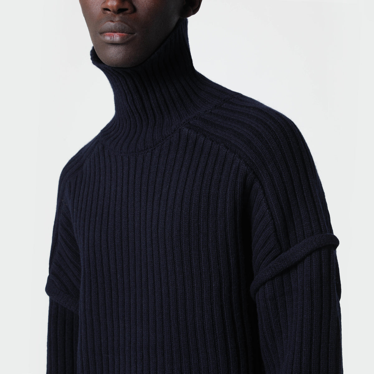 Dunkelnavyblauer Rollkragenpullover aus Rippstrickwolle