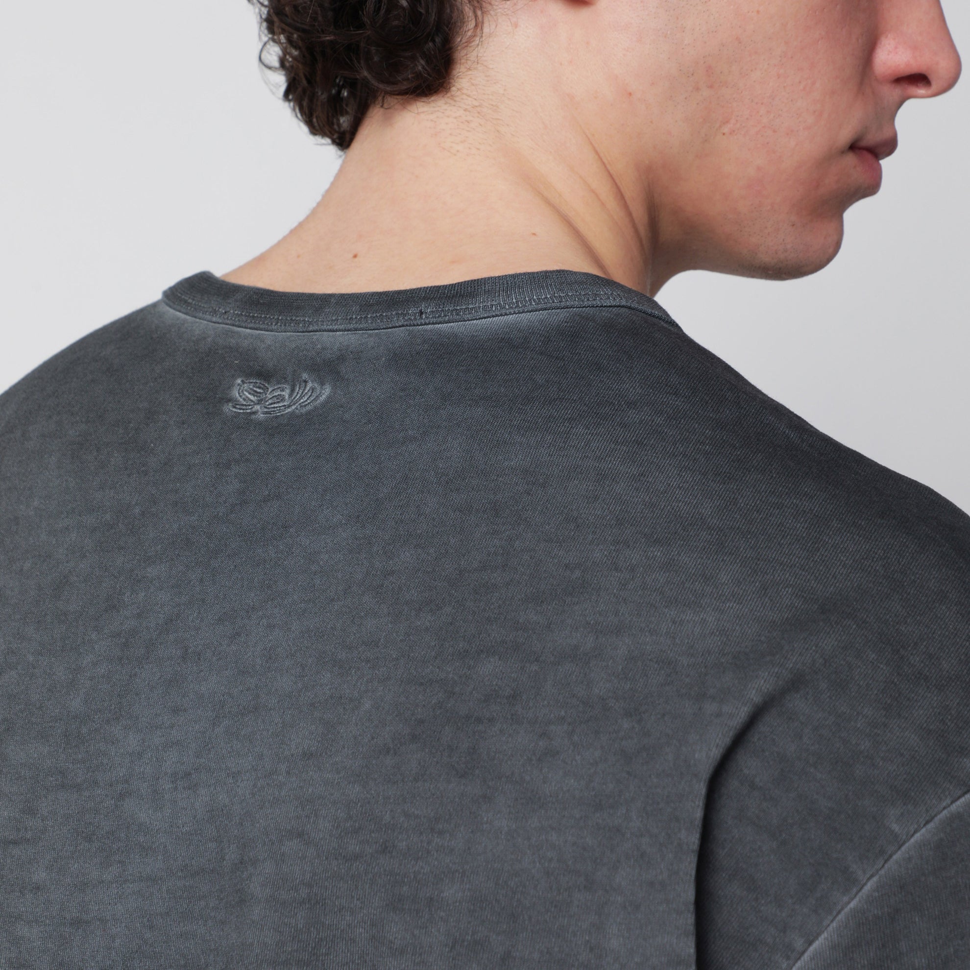 T-shirt Mauro nera slavata in cotone organico