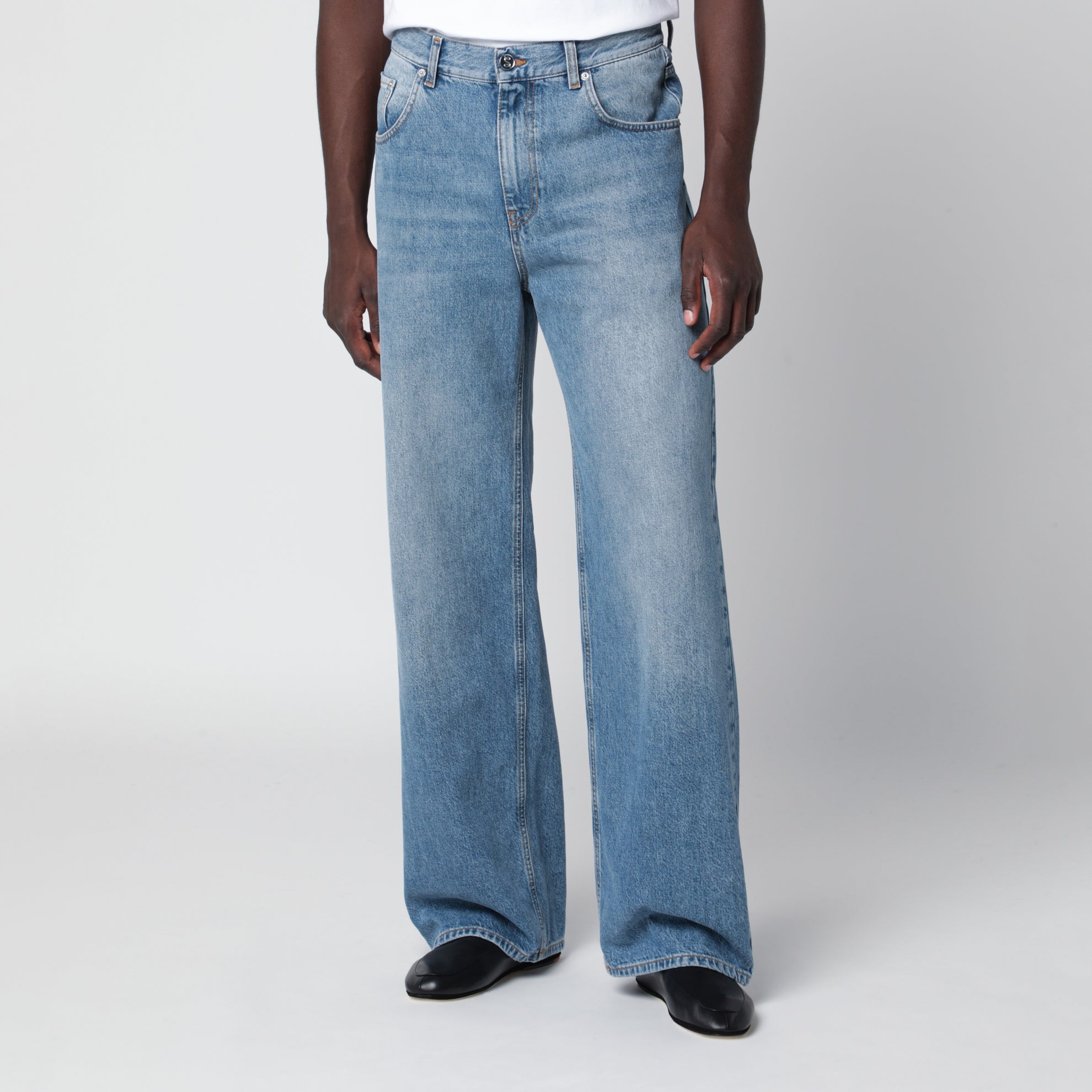 Hellblaue Jeans mit verwaschenem Effekt