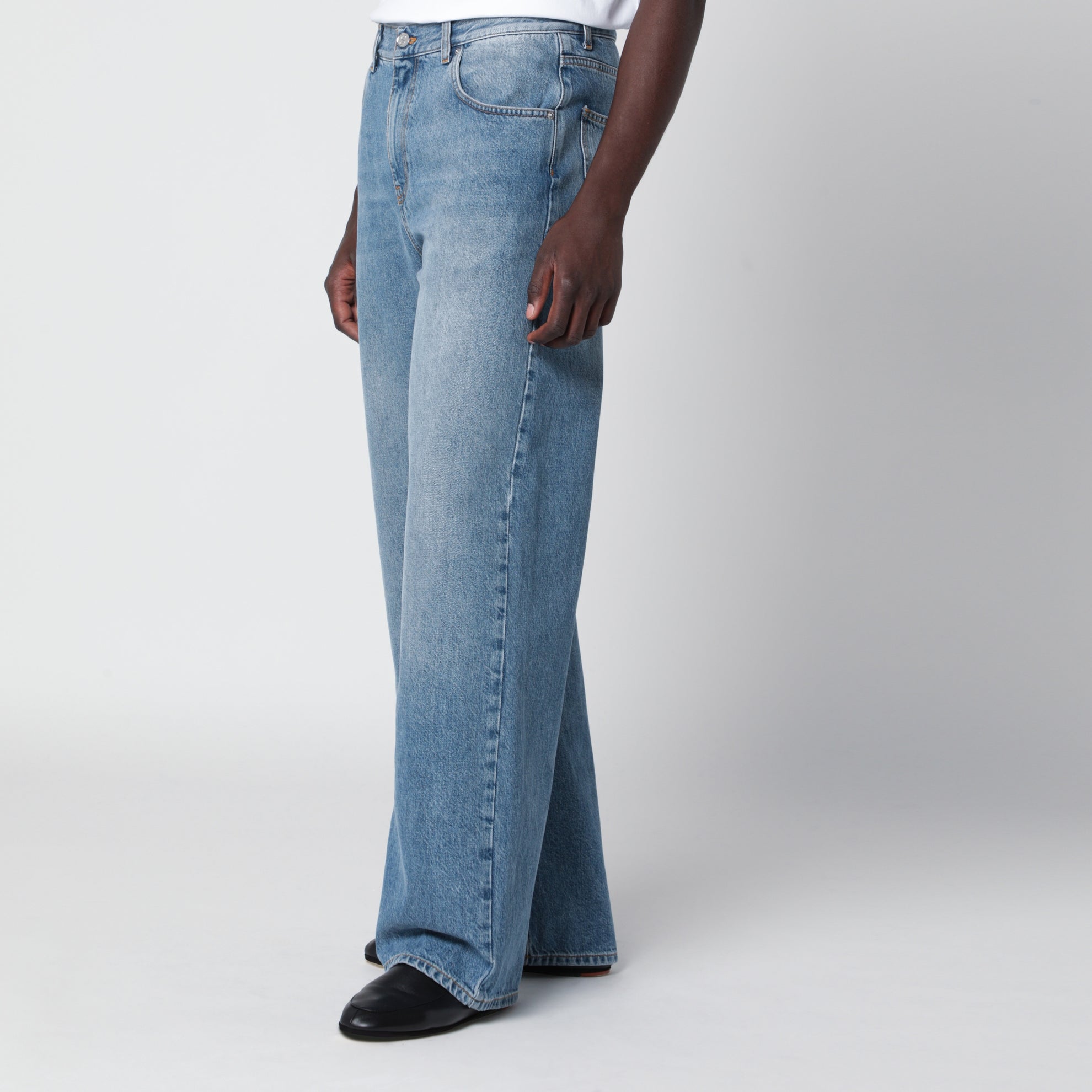 Hellblaue Jeans mit verwaschenem Effekt