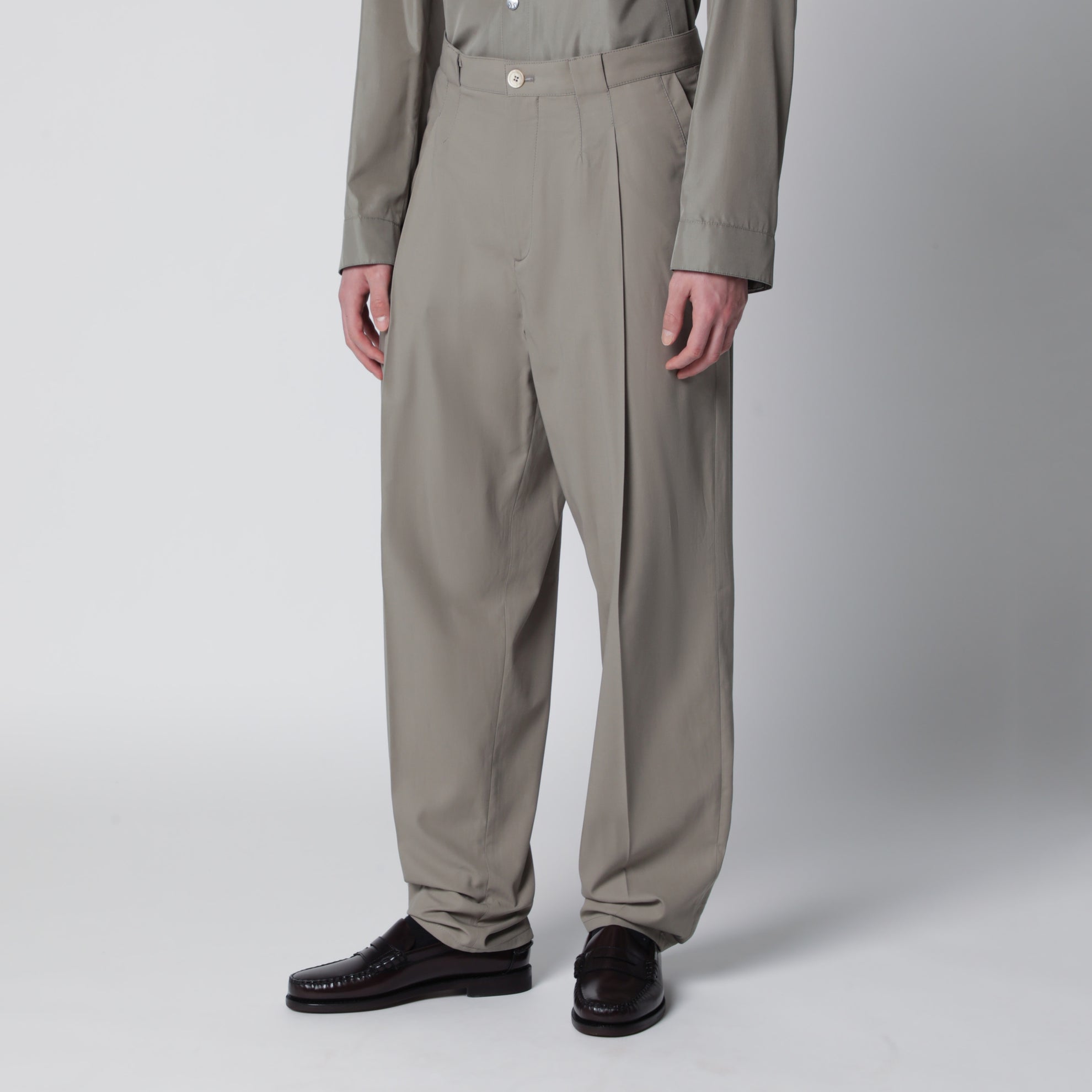 Pantaloni con pince in twill di cotone kaki