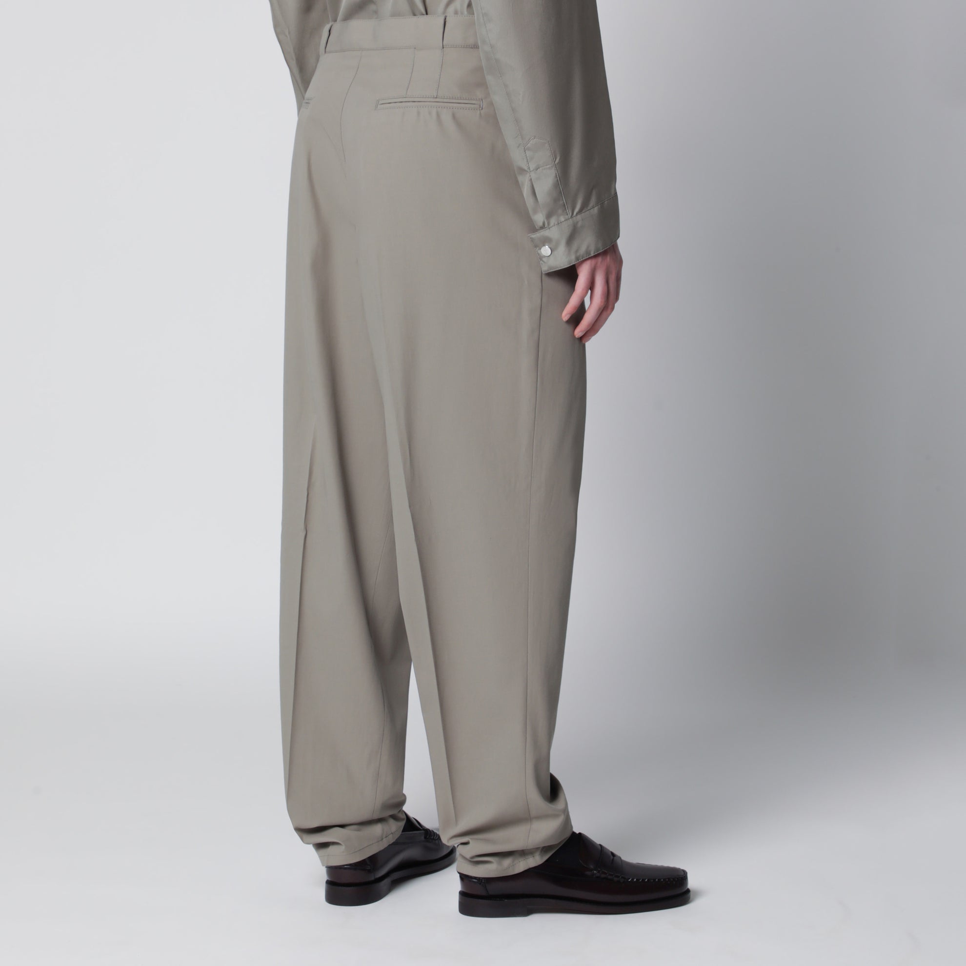 Pantaloni con pince in twill di cotone kaki