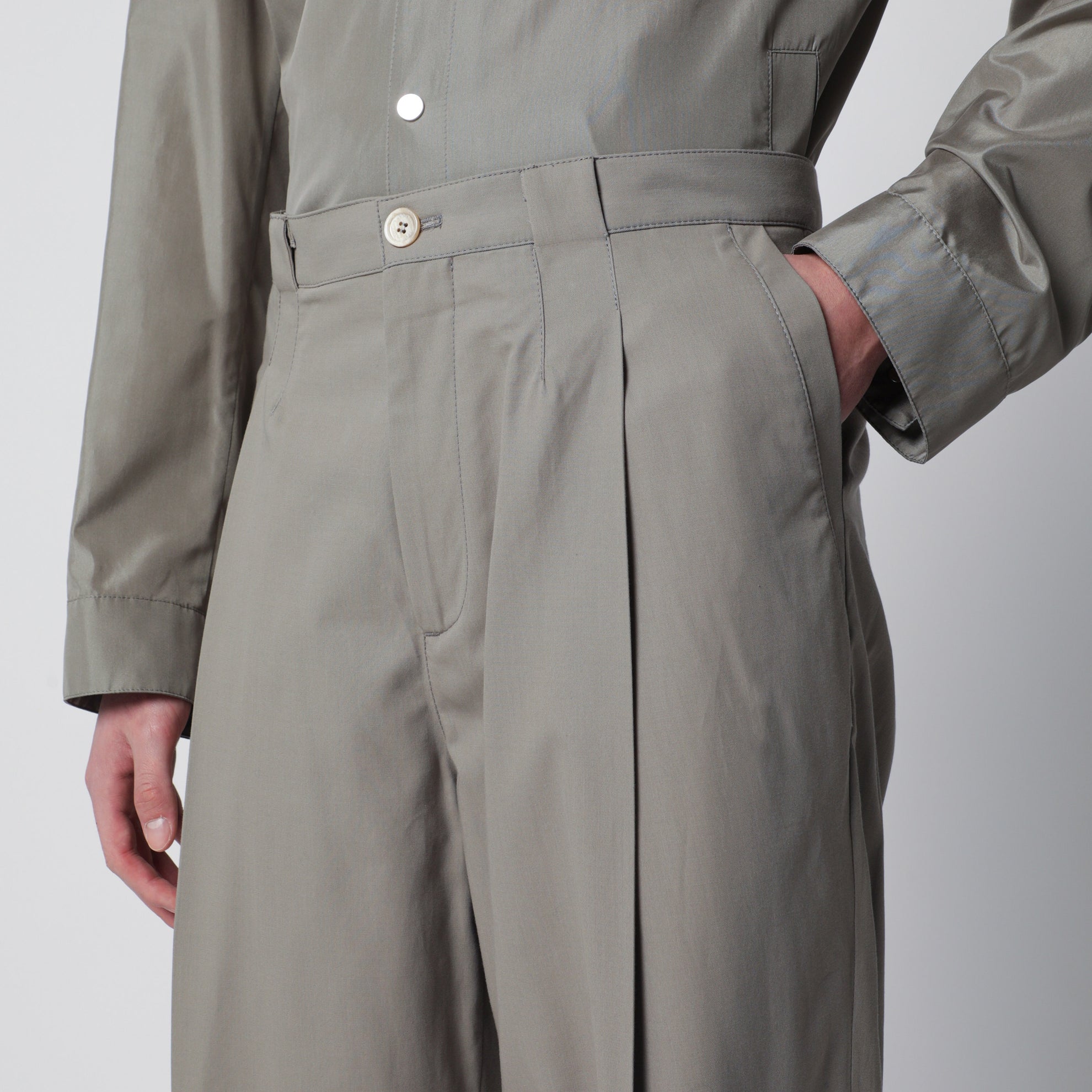 Pantaloni con pince in twill di cotone kaki