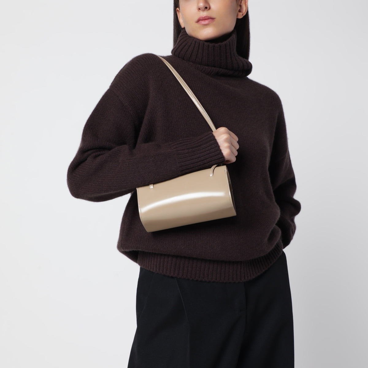 Hellbeige Mie Schultertasche aus gebürstetem Leder