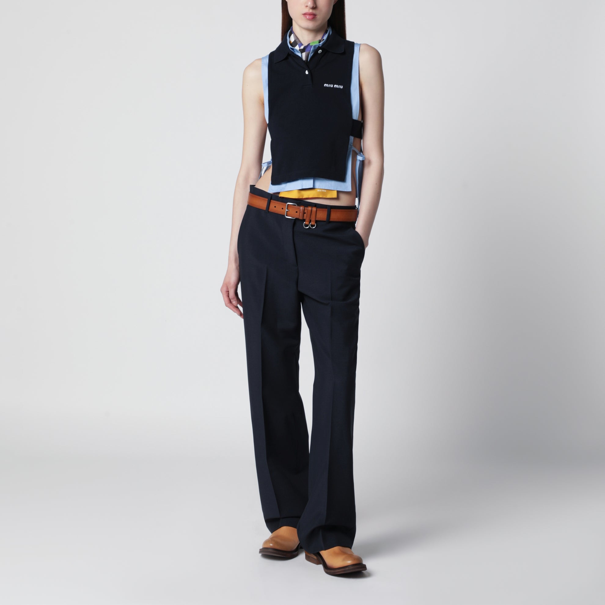 Top in piquet blu con logo