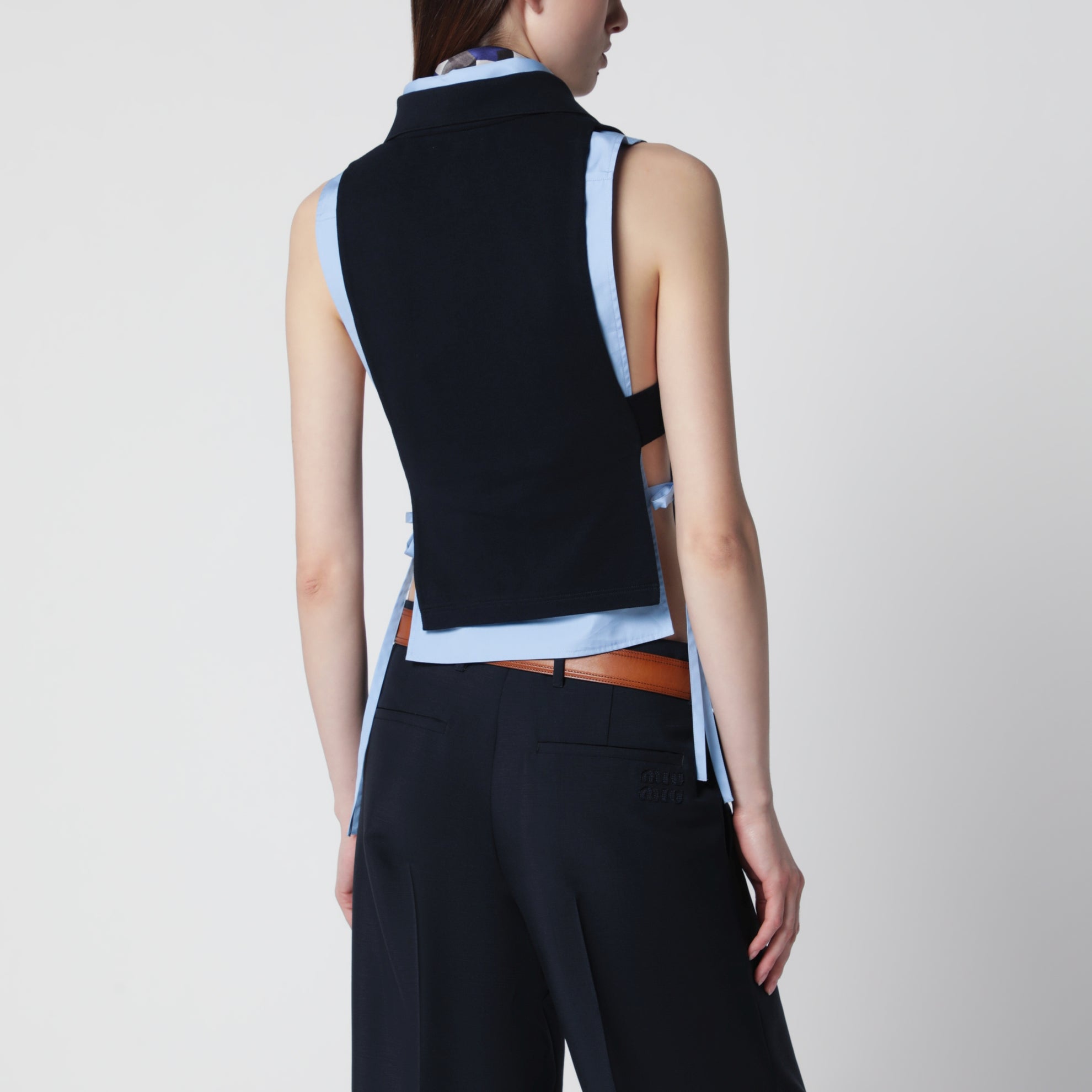 Top in piquet blu con logo
