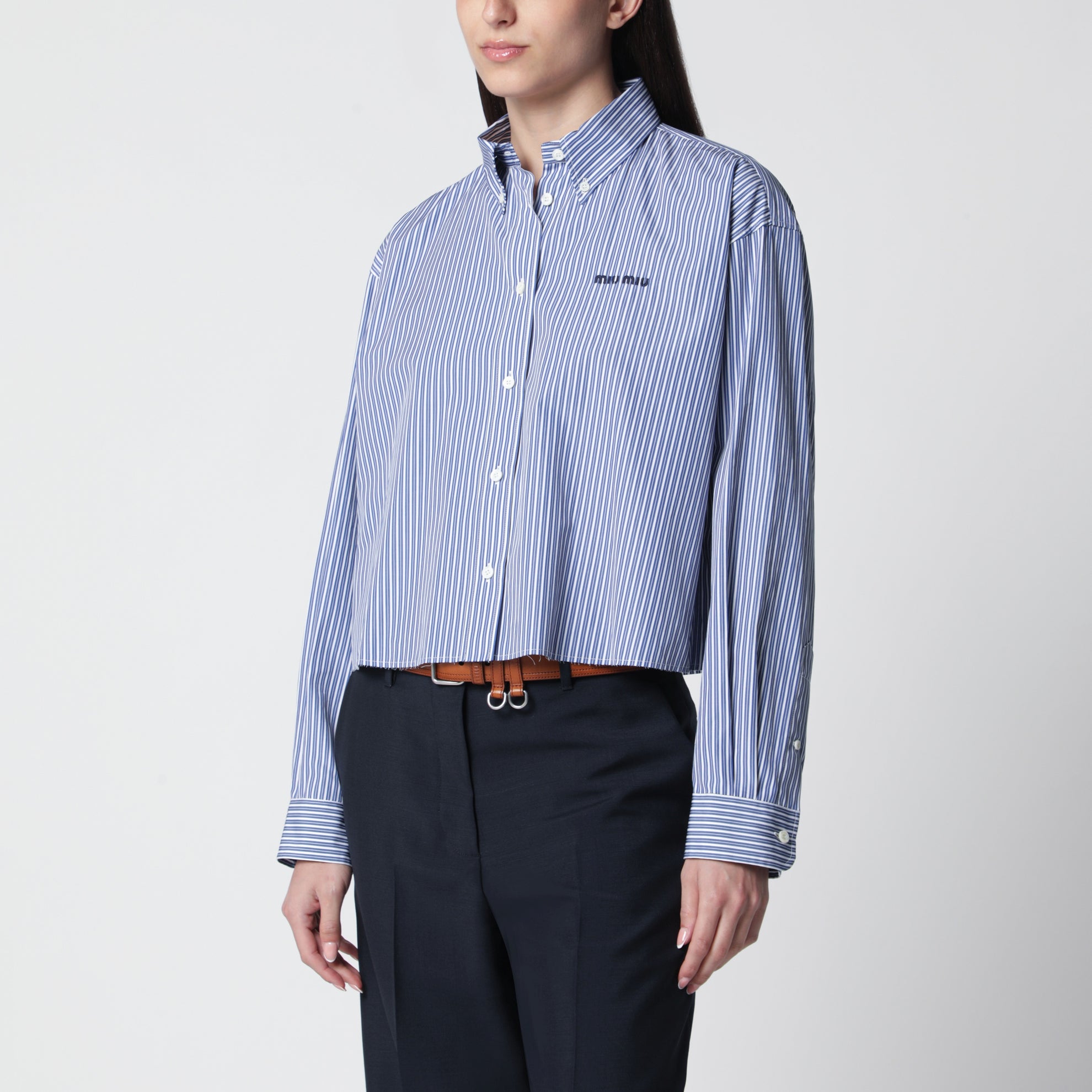 Camicia cropped a righe bianca/cobalto con ricamo logo