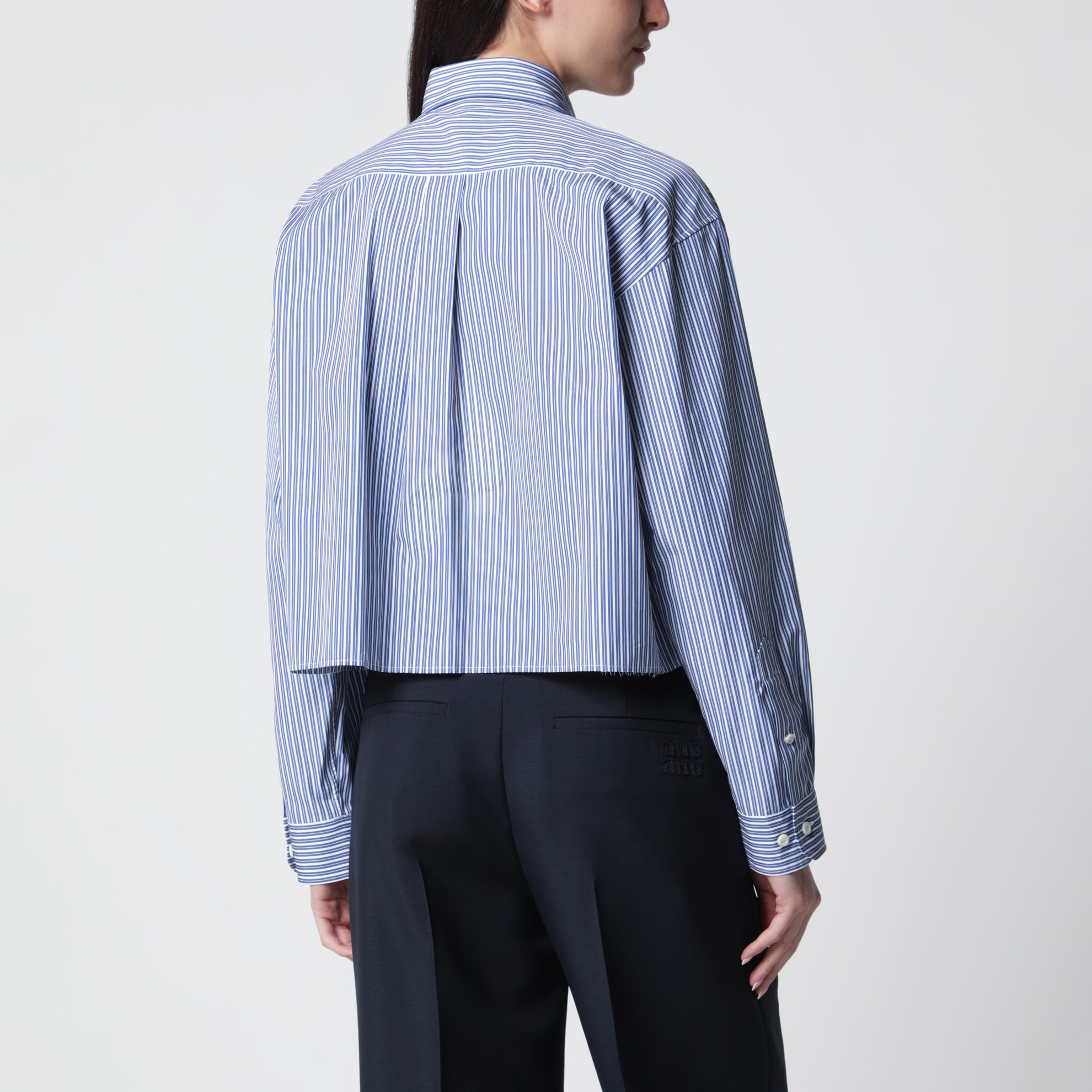 Camicia cropped a righe bianca/cobalto con ricamo logo