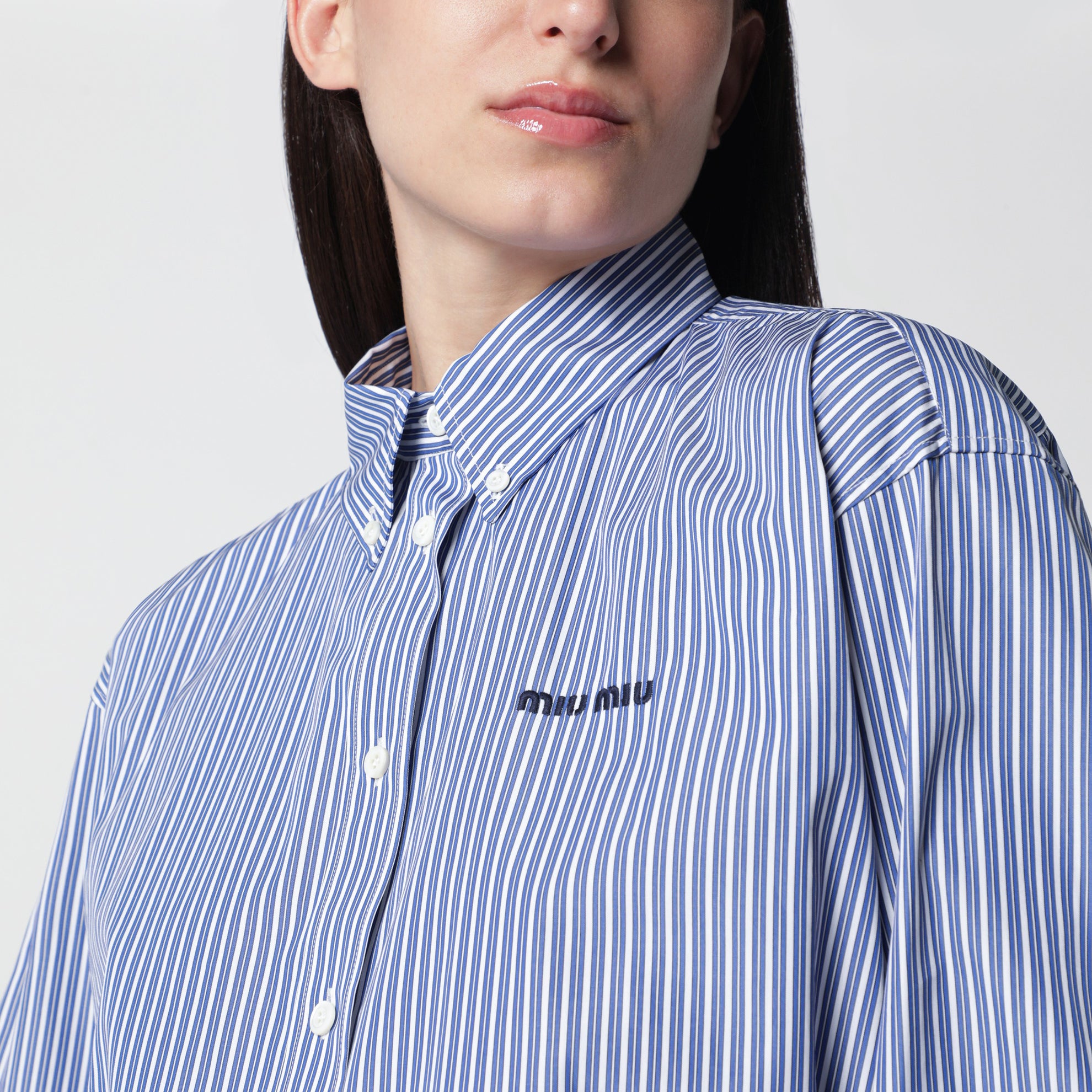 Camicia cropped a righe bianca/cobalto con ricamo logo