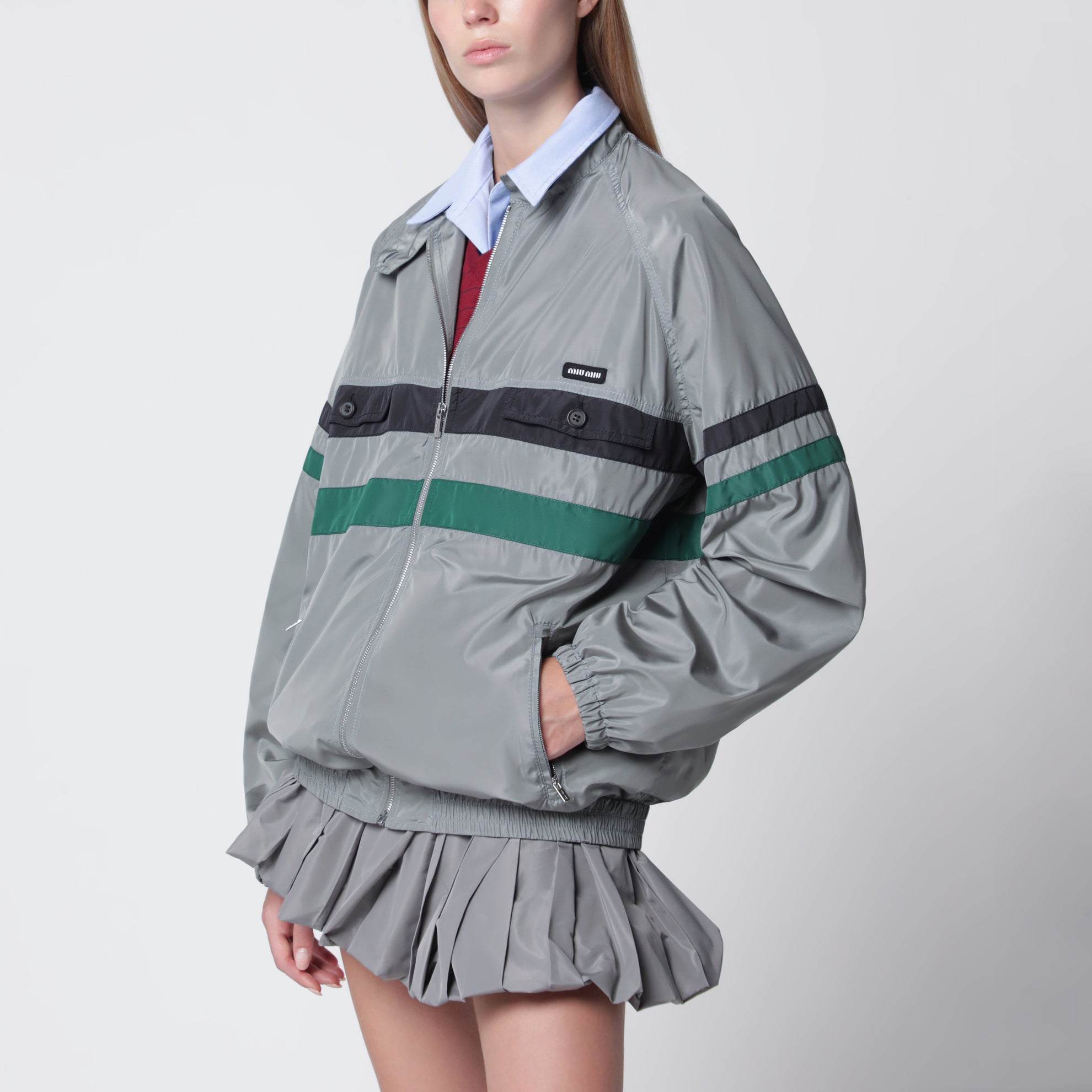 Oversize-Blouson aus Tech-Seide in Graphit