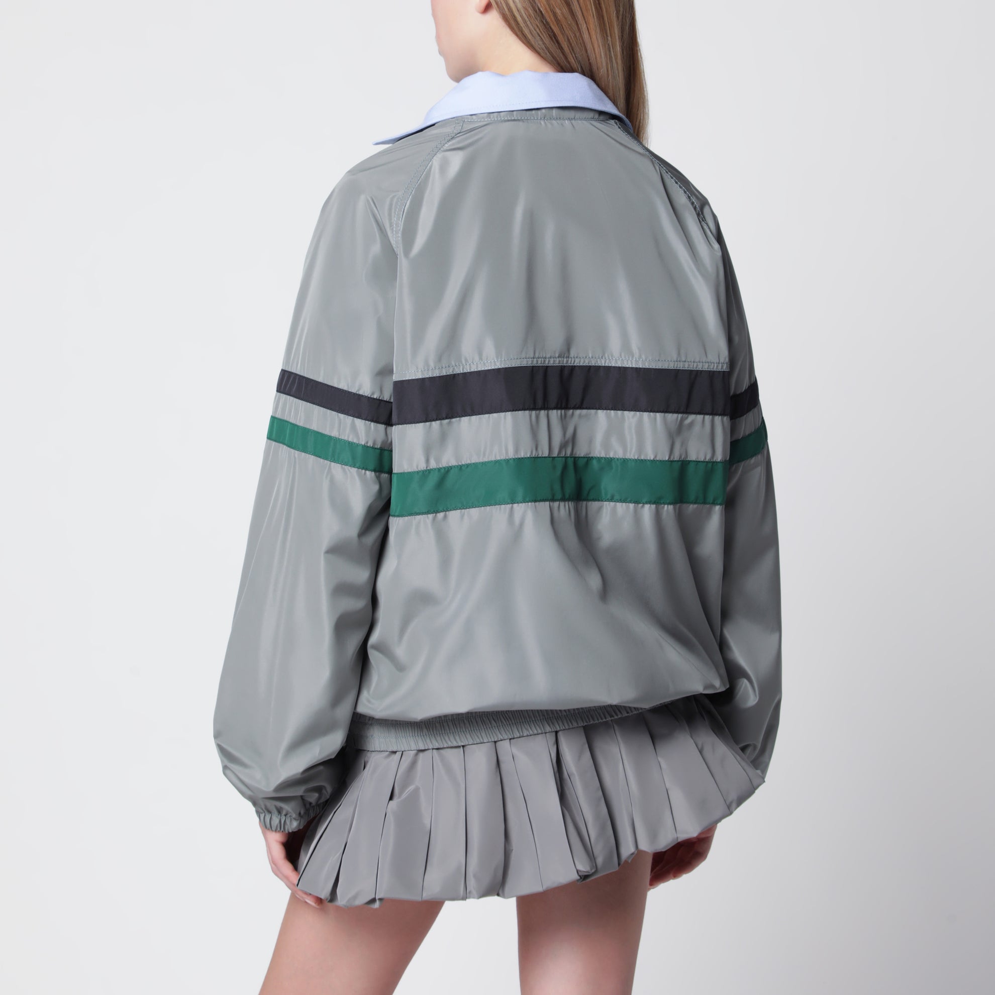 Oversize-Blouson aus Tech-Seide in Graphit