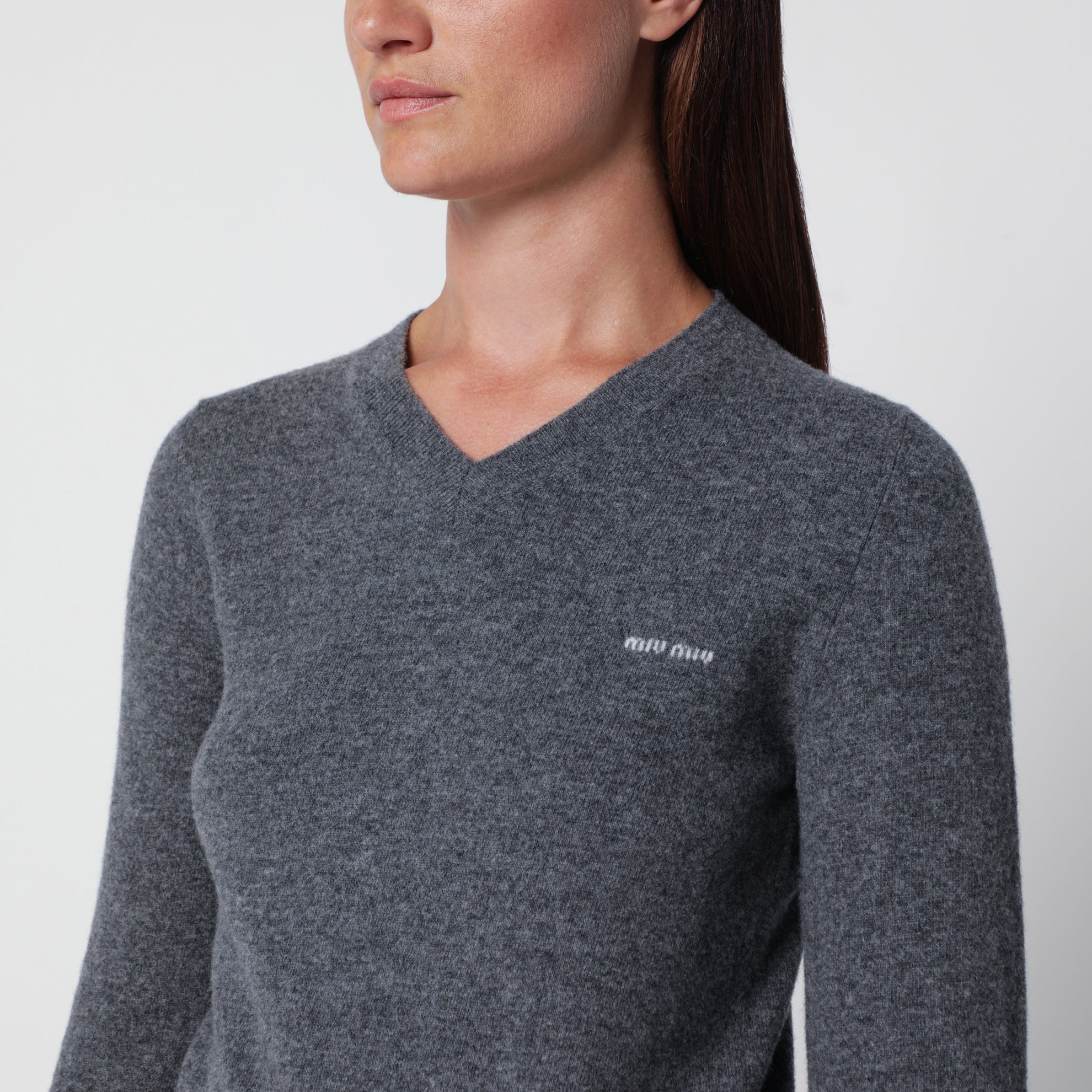Pull ardoise en laine à col V