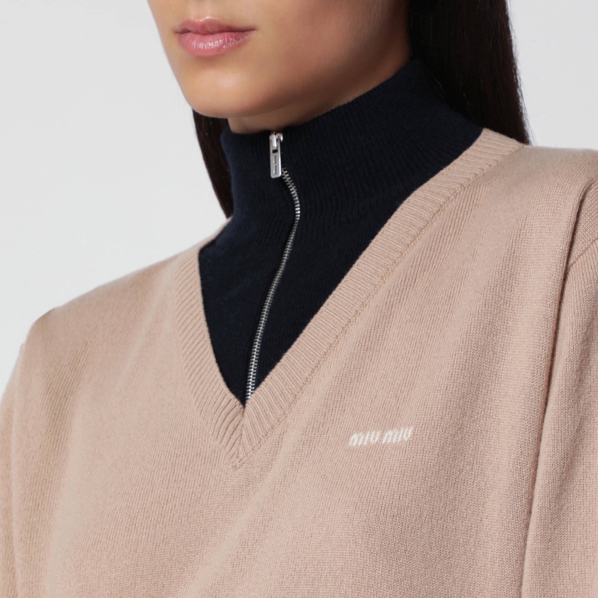 Maglia a collo alto albino e blu in cashmere