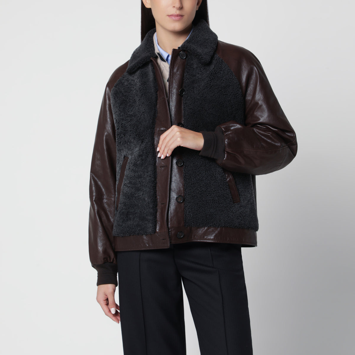 Blouson marron en cuir avec shearling gris