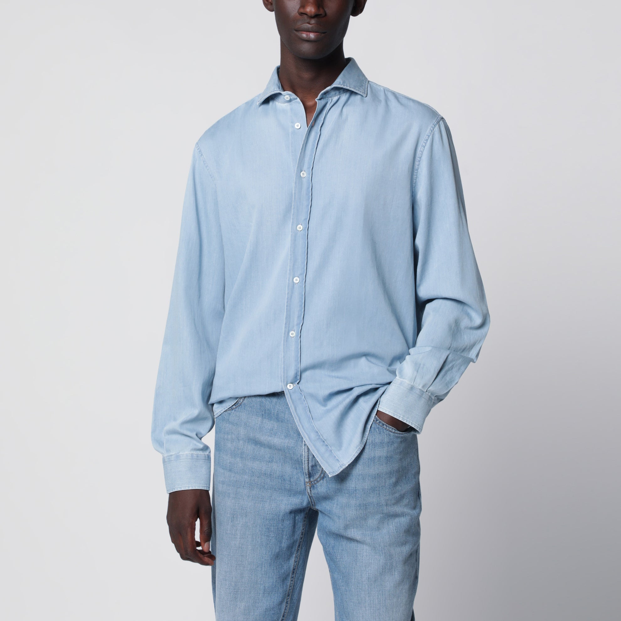 Easy Fit Hemd aus hellblauem Denim