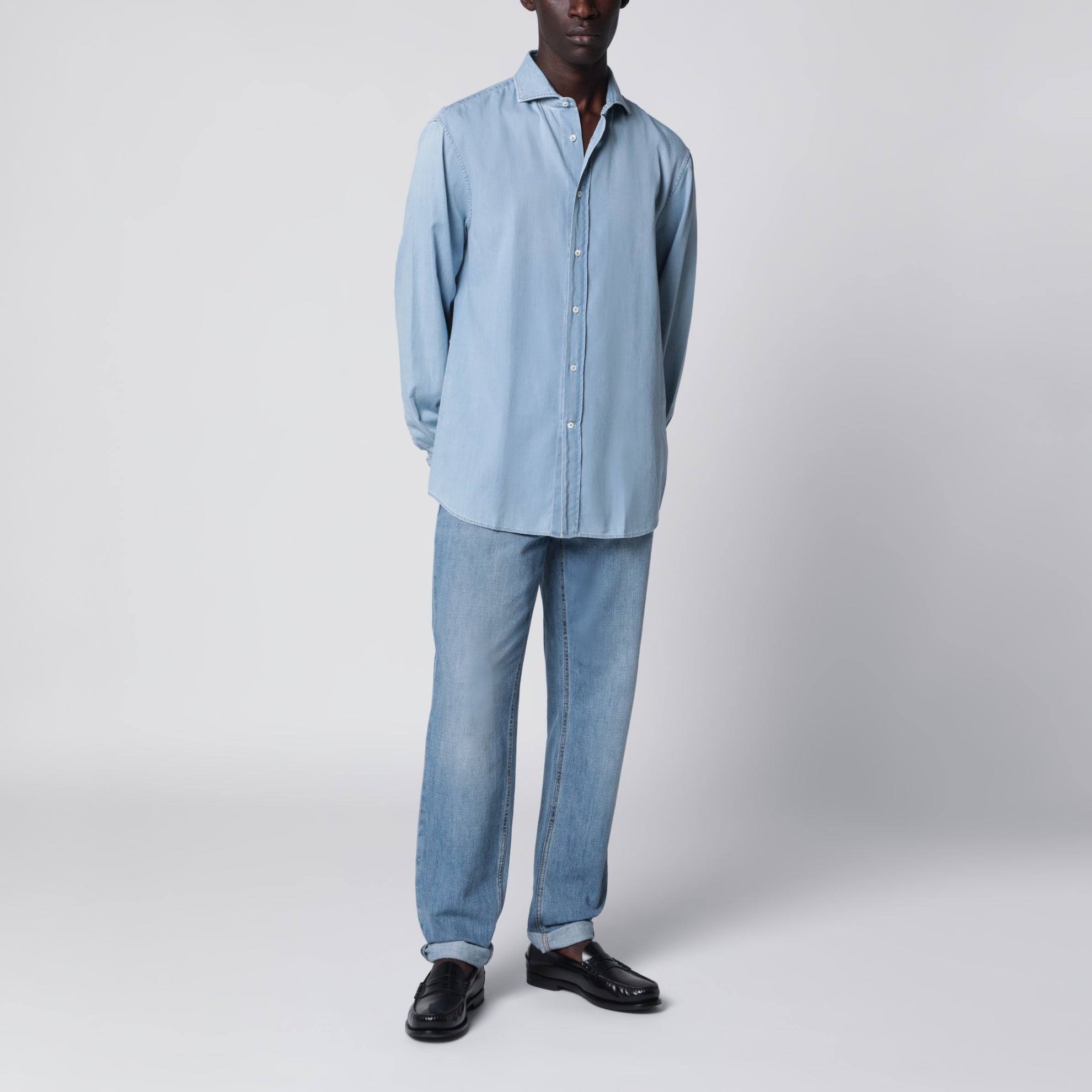 Easy Fit Hemd aus hellblauem Denim