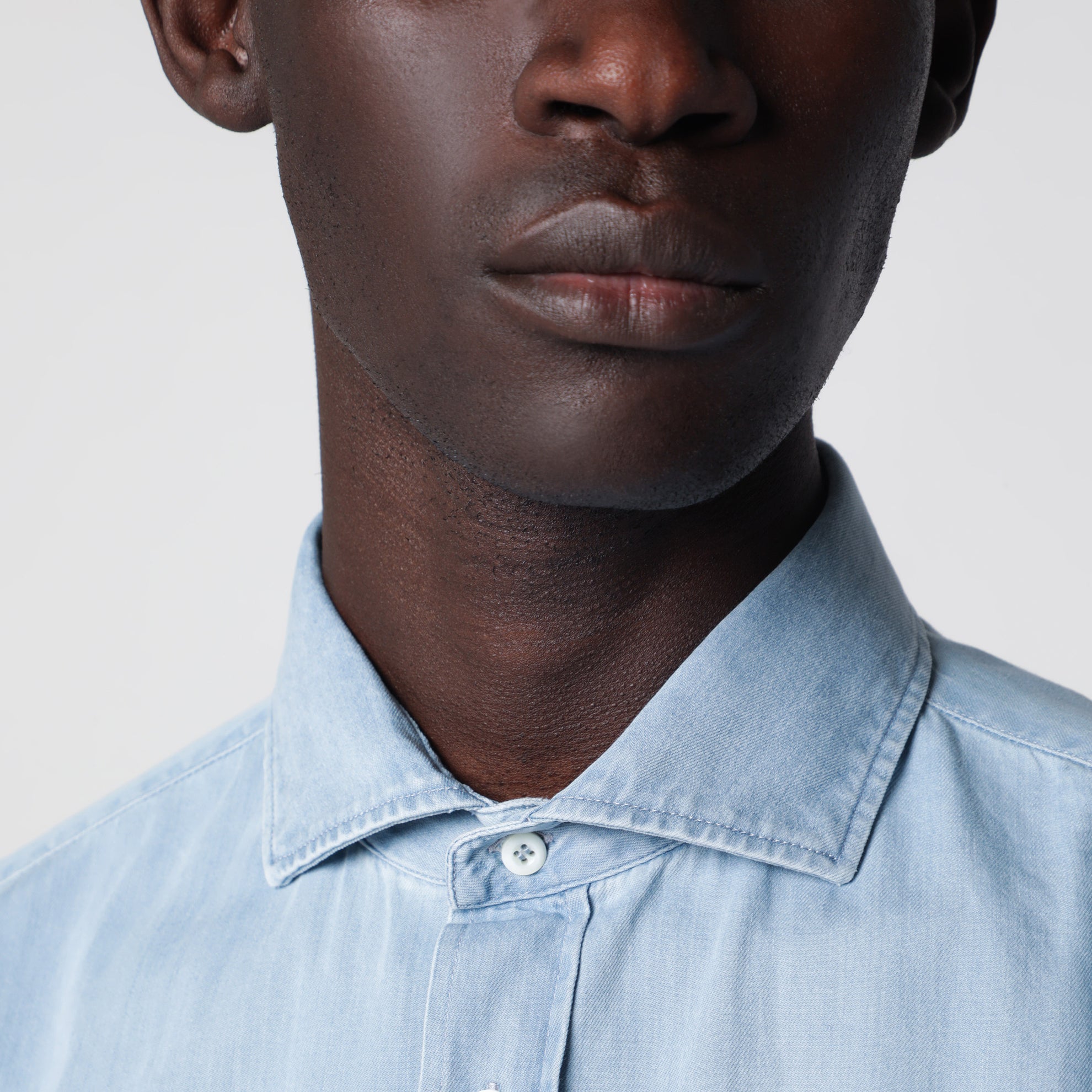 Easy Fit Hemd aus hellblauem Denim