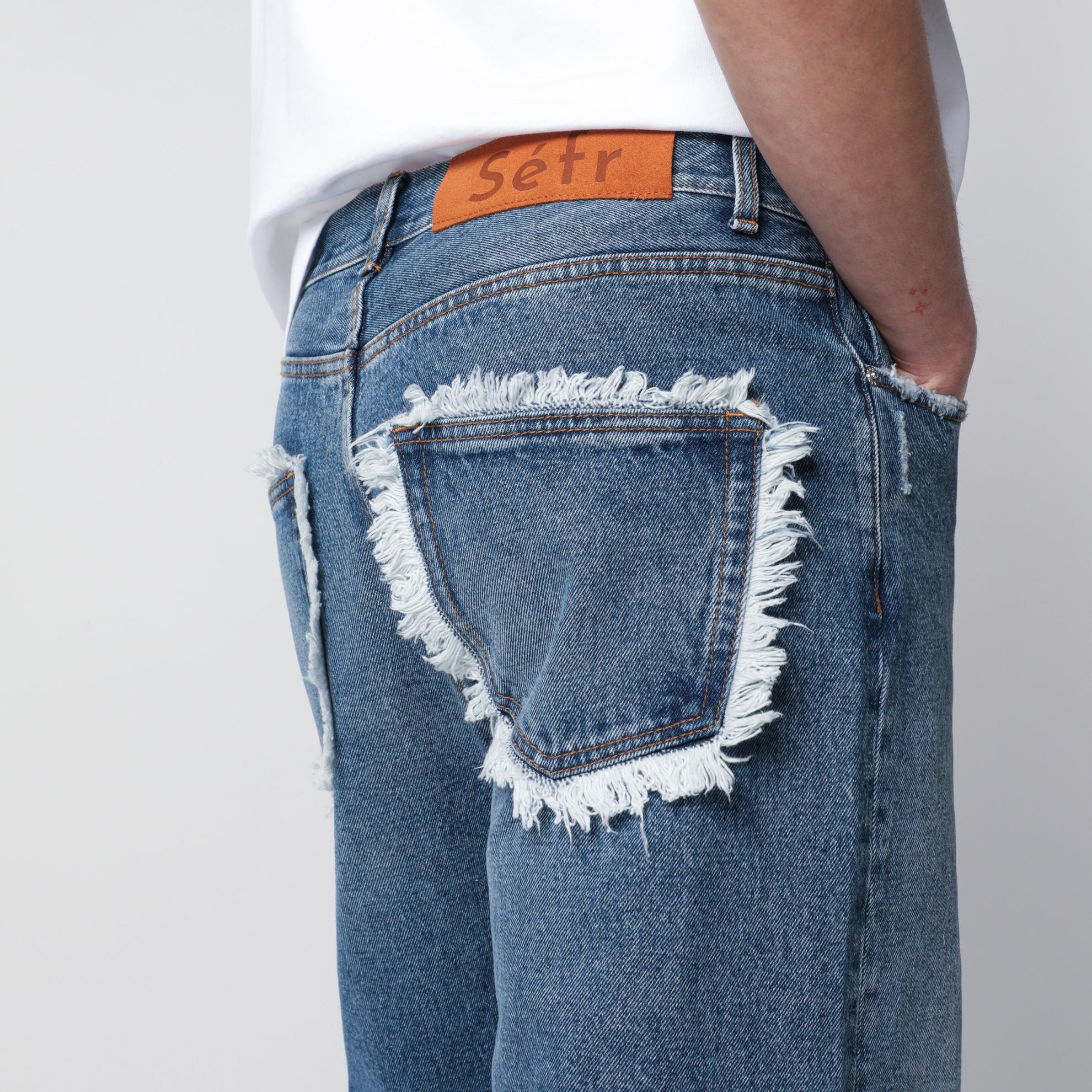 Jeans Frayed Cut  con frange sulle tasche