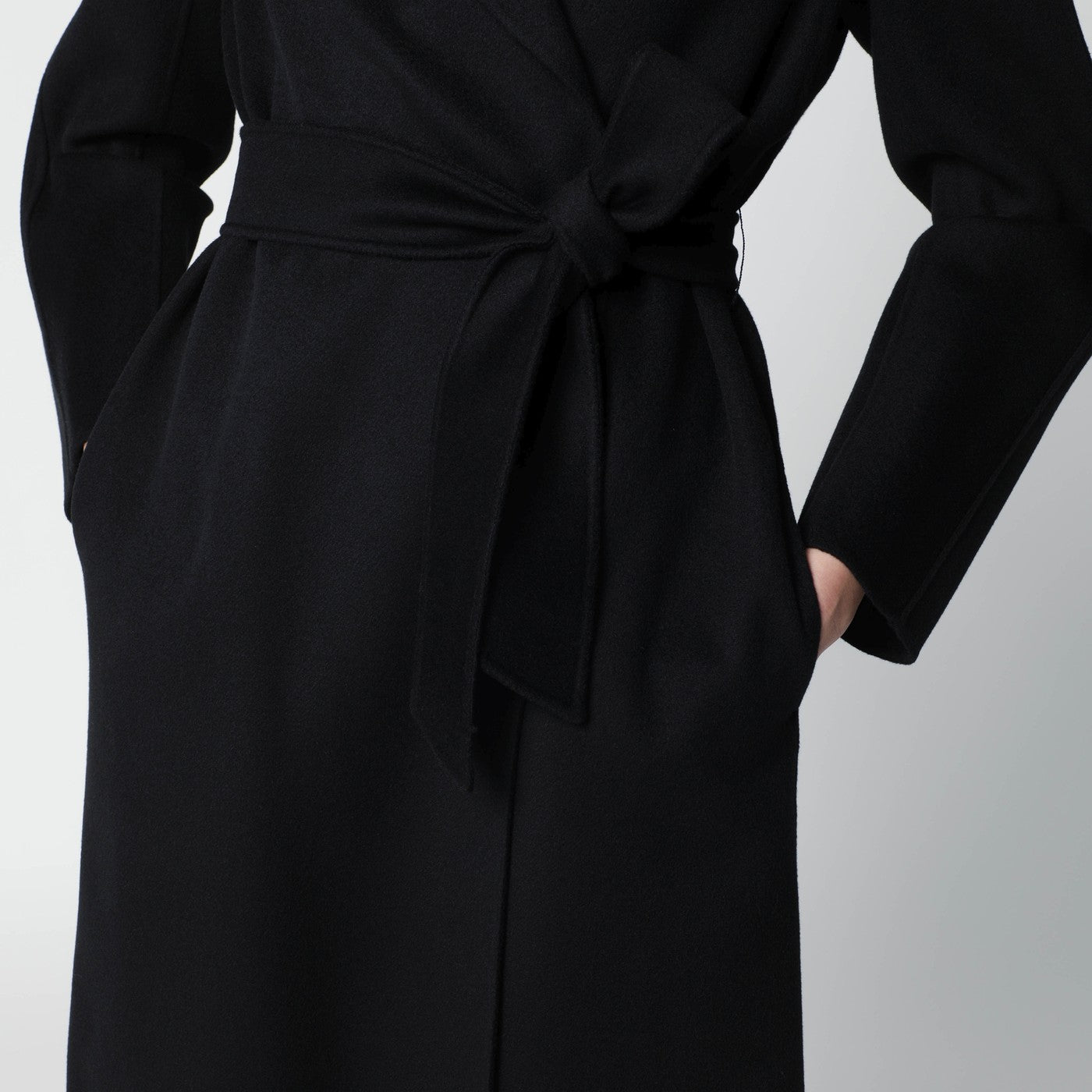 Cappotto nero con cintura