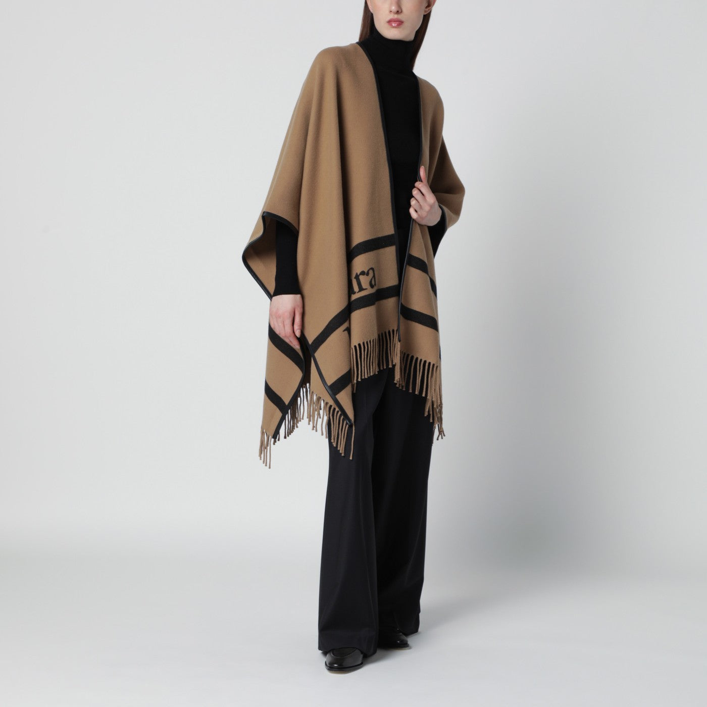 Poncho color cammello in lana jacquard