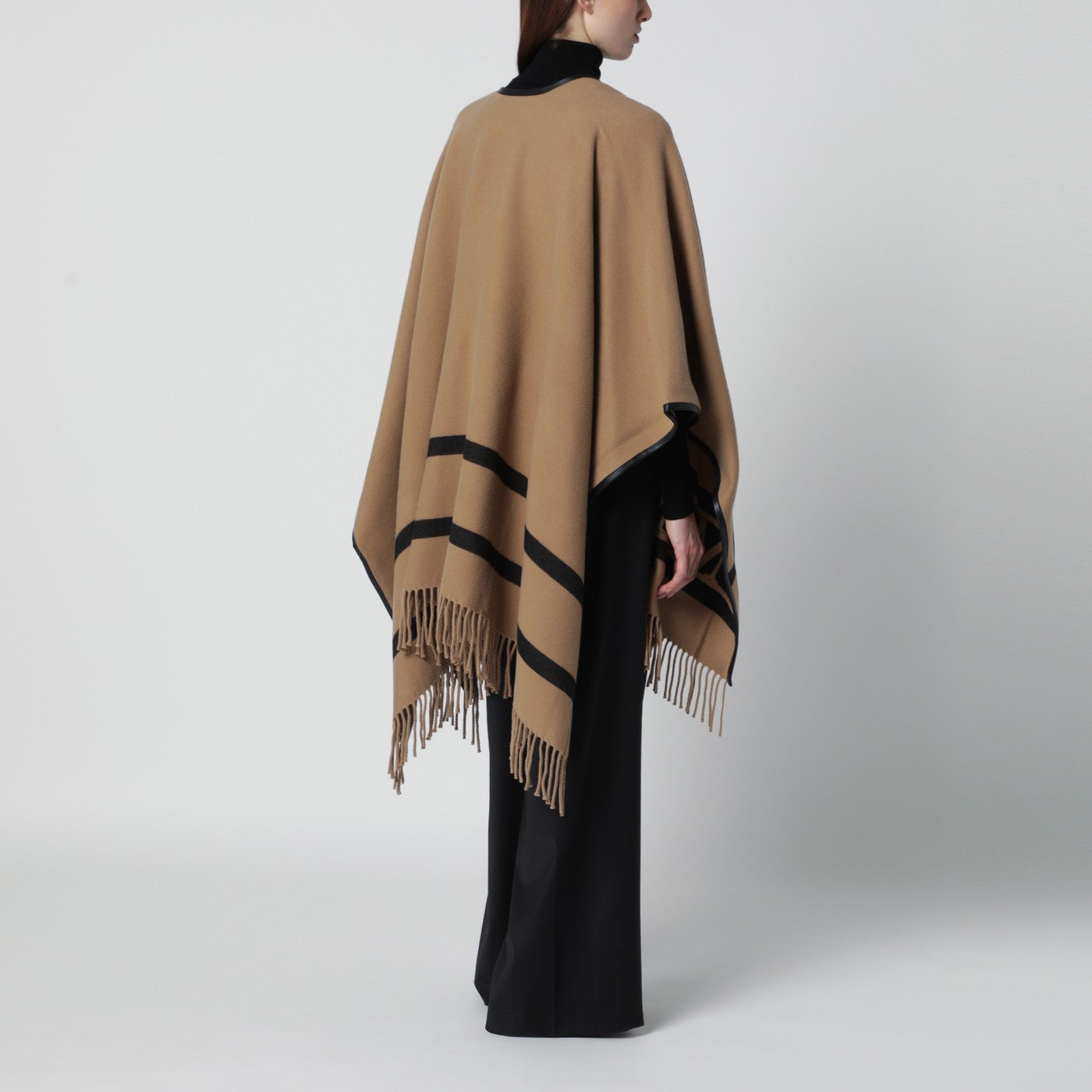Poncho color cammello in lana jacquard