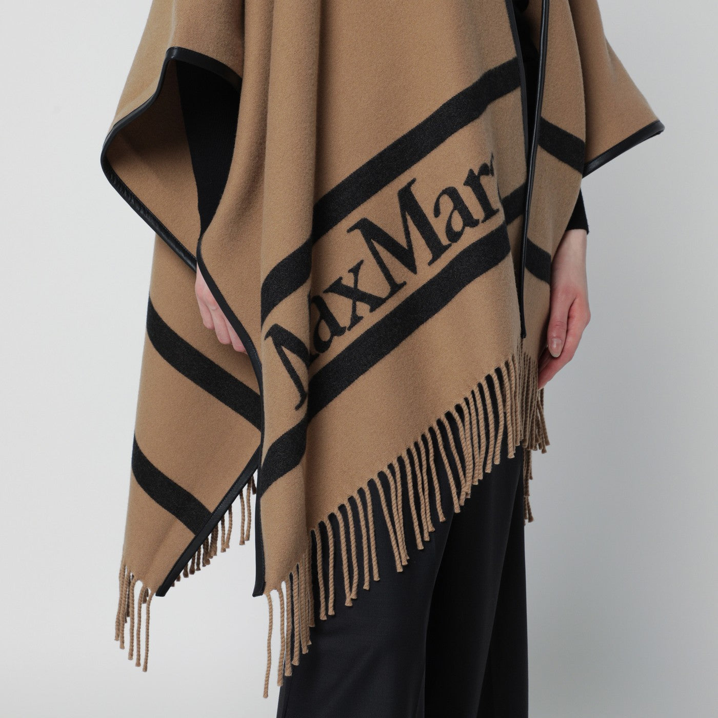 Poncho color cammello in lana jacquard