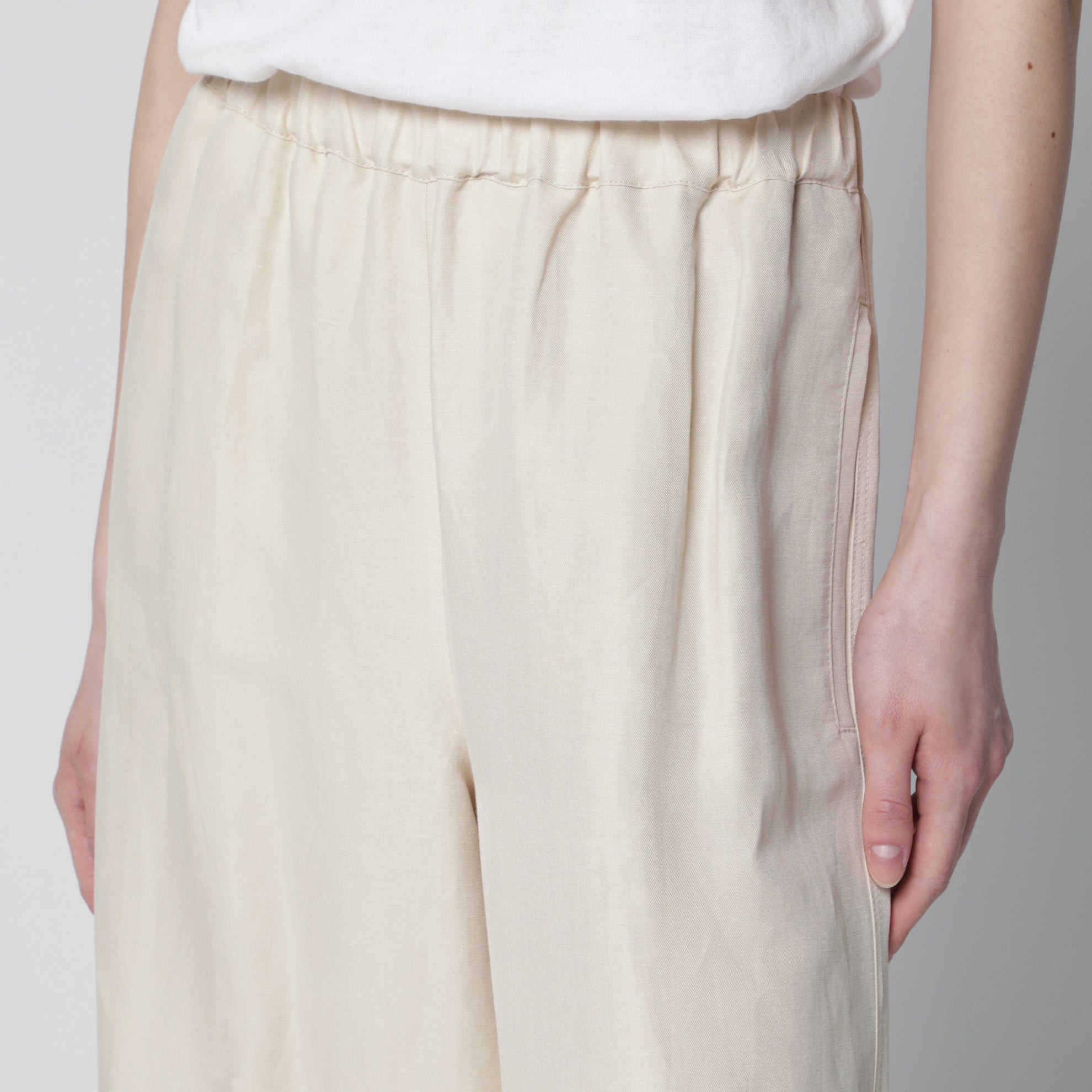Pantaloni wide leg in twill di lino e seta beige