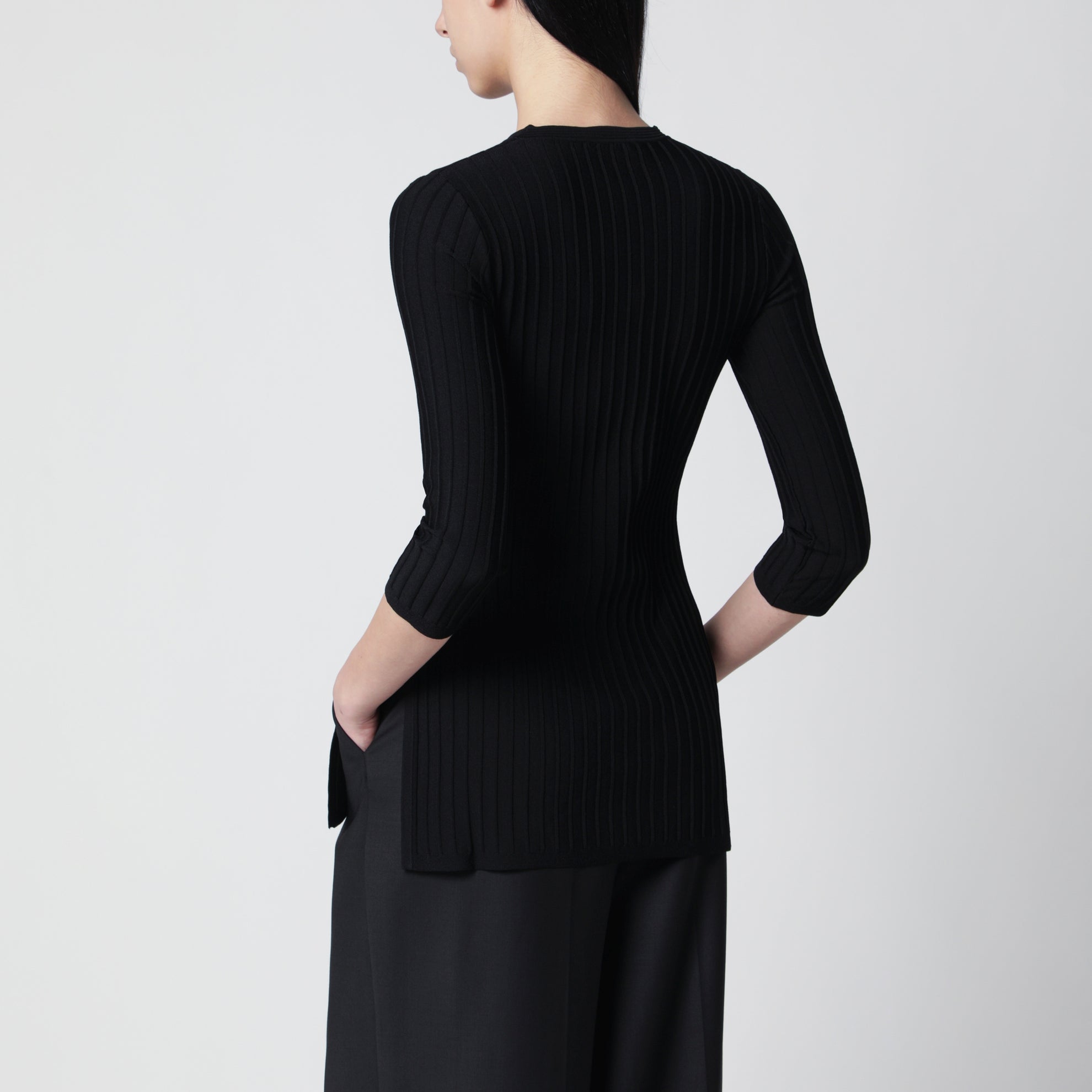 Maglia girocollo a coste in viscosa crêpe nera
