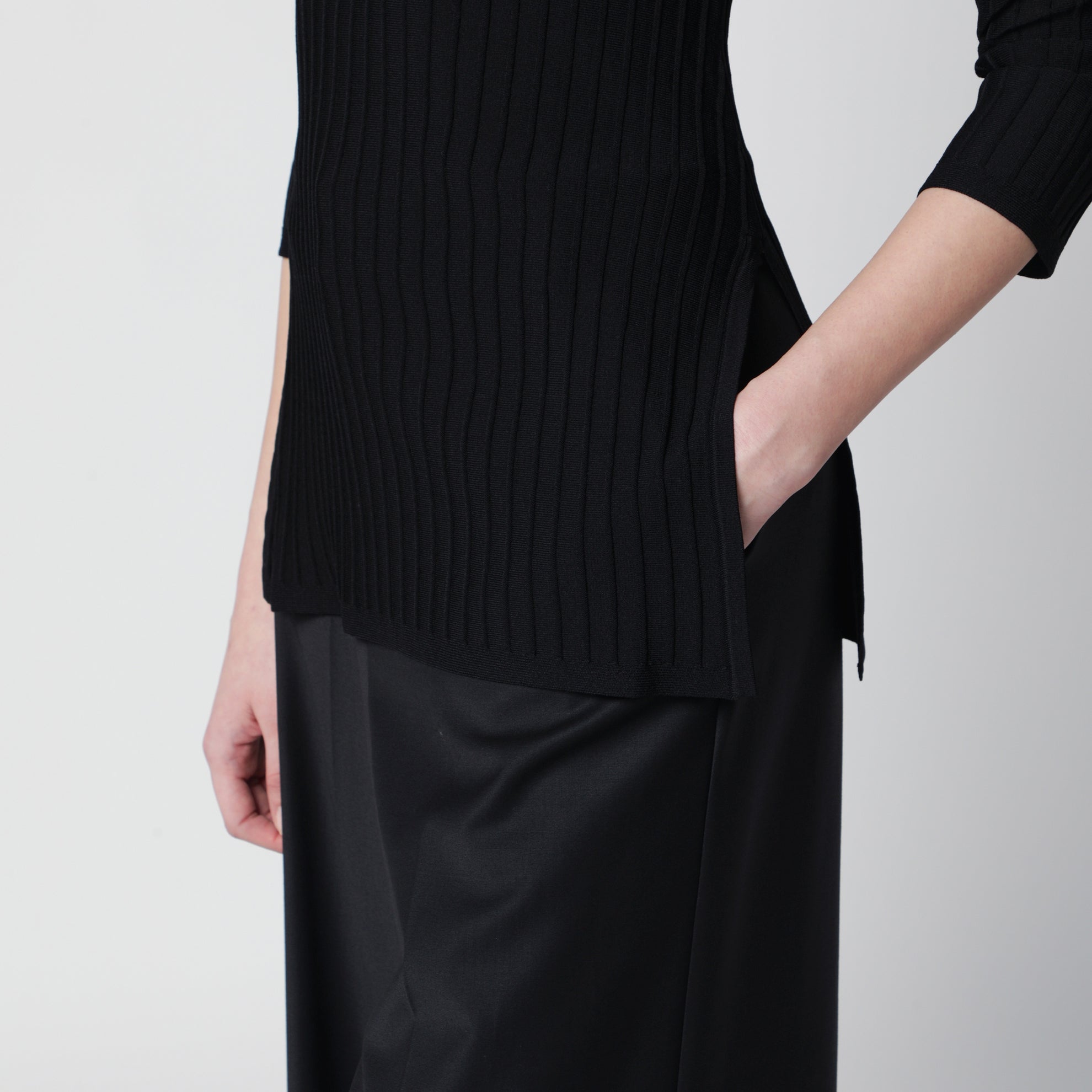 Maglia girocollo a coste in viscosa crêpe nera