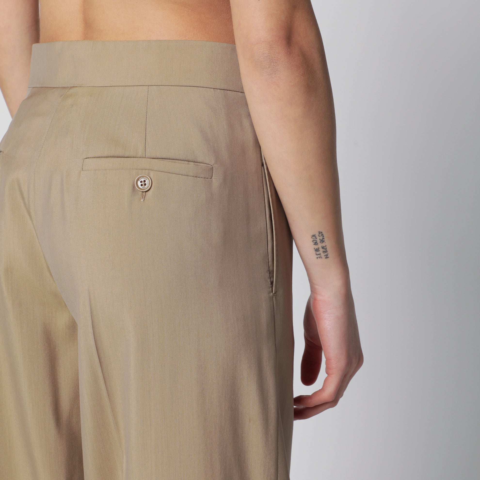 Weite Hose aus sandfarbener Woll- und Seidenpopeline