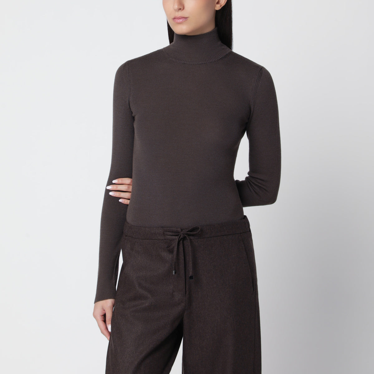 Brauner Rollkragenpullover aus Schurwolle