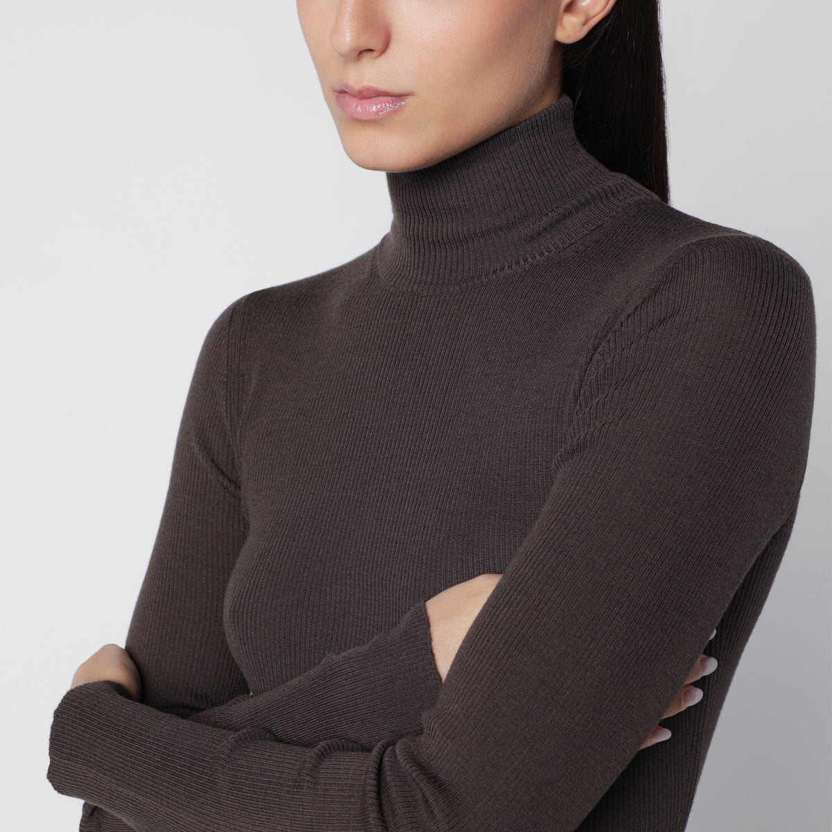 Brauner Rollkragenpullover aus Schurwolle