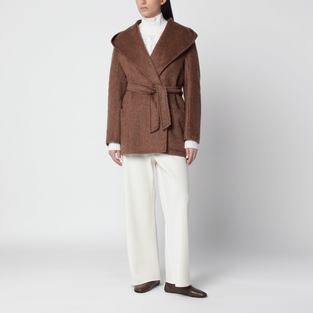 Kurzer brauner Mantel aus Kamelhaar und Mohair