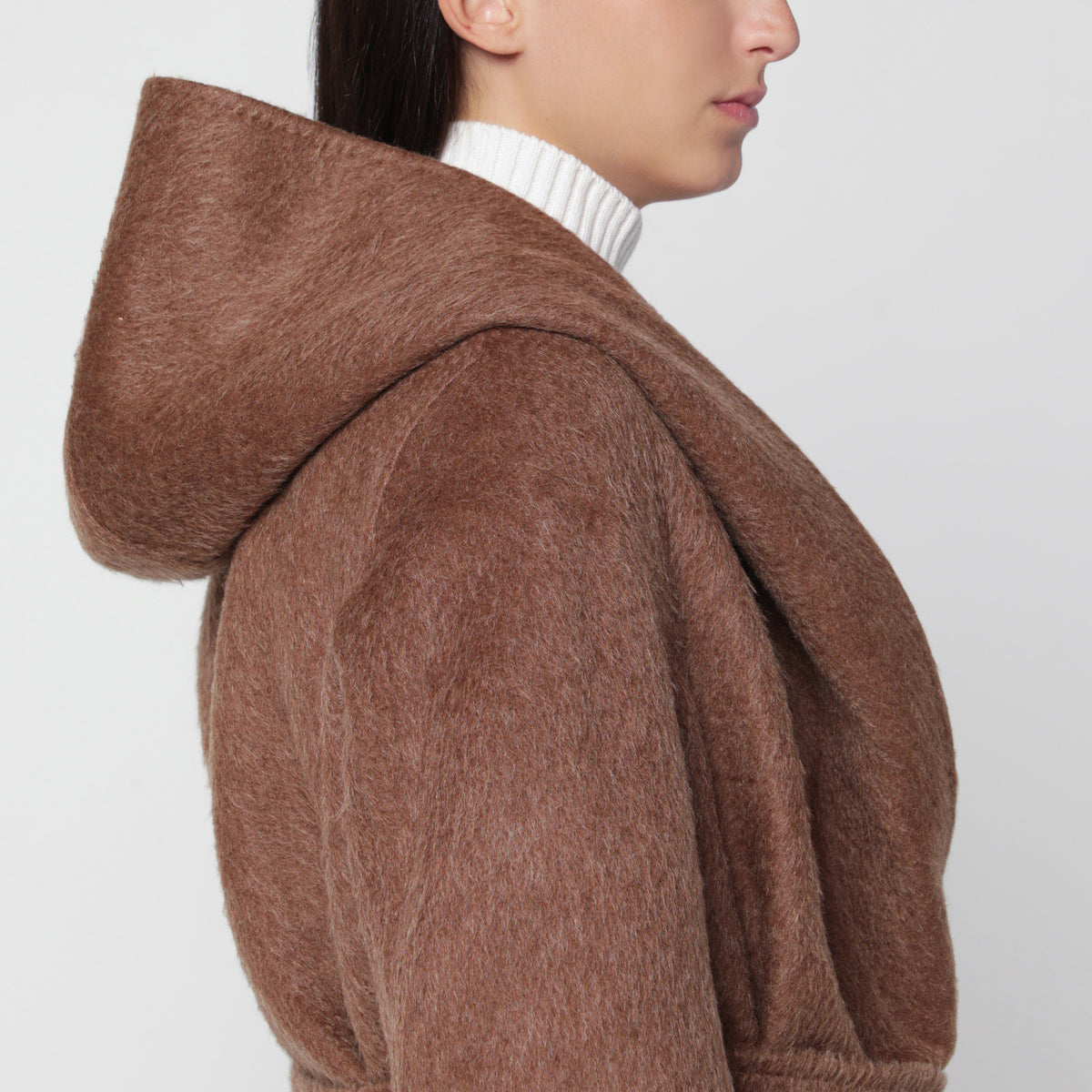 Kurzer brauner Mantel aus Kamelhaar und Mohair
