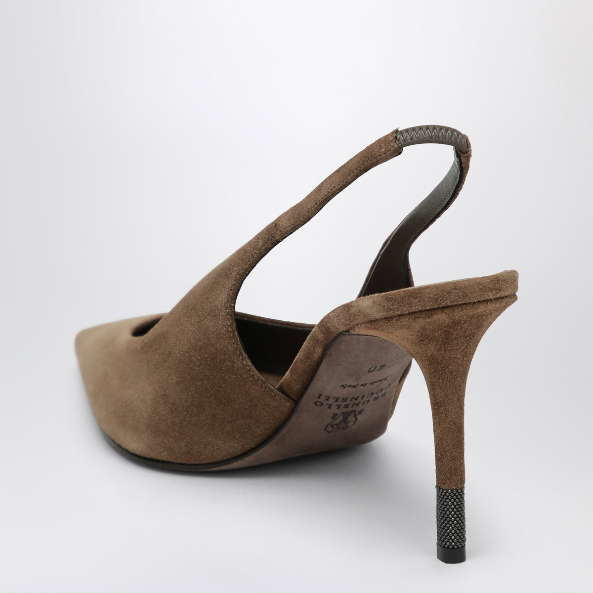 Décolleté slingback caramello in suede con Monili