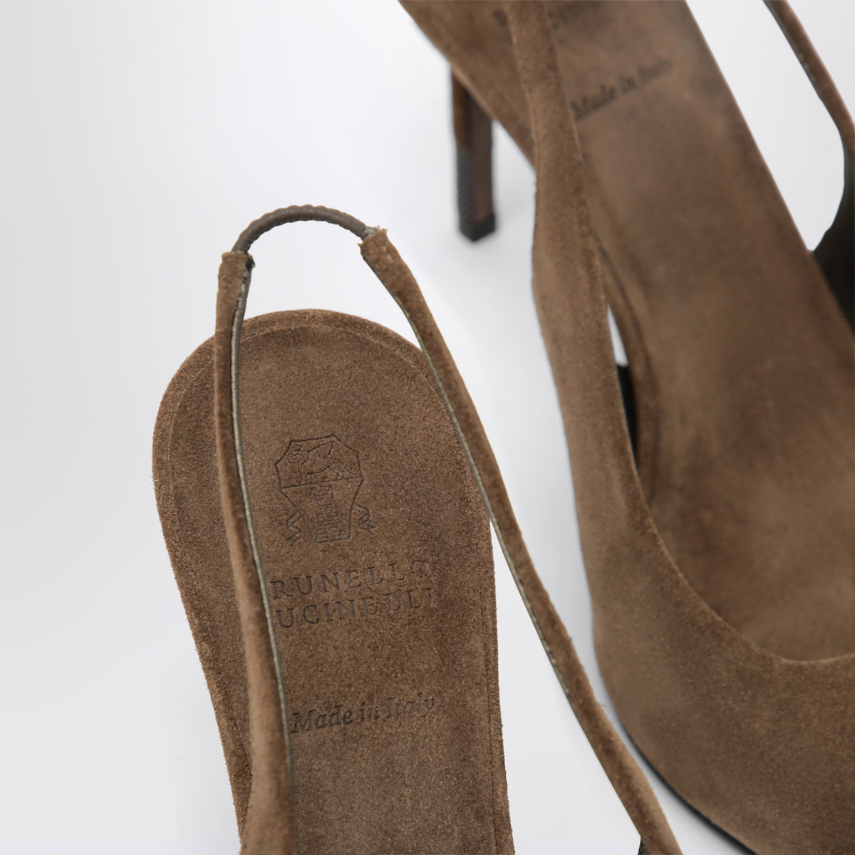 Décolleté slingback caramello in suede con Monili