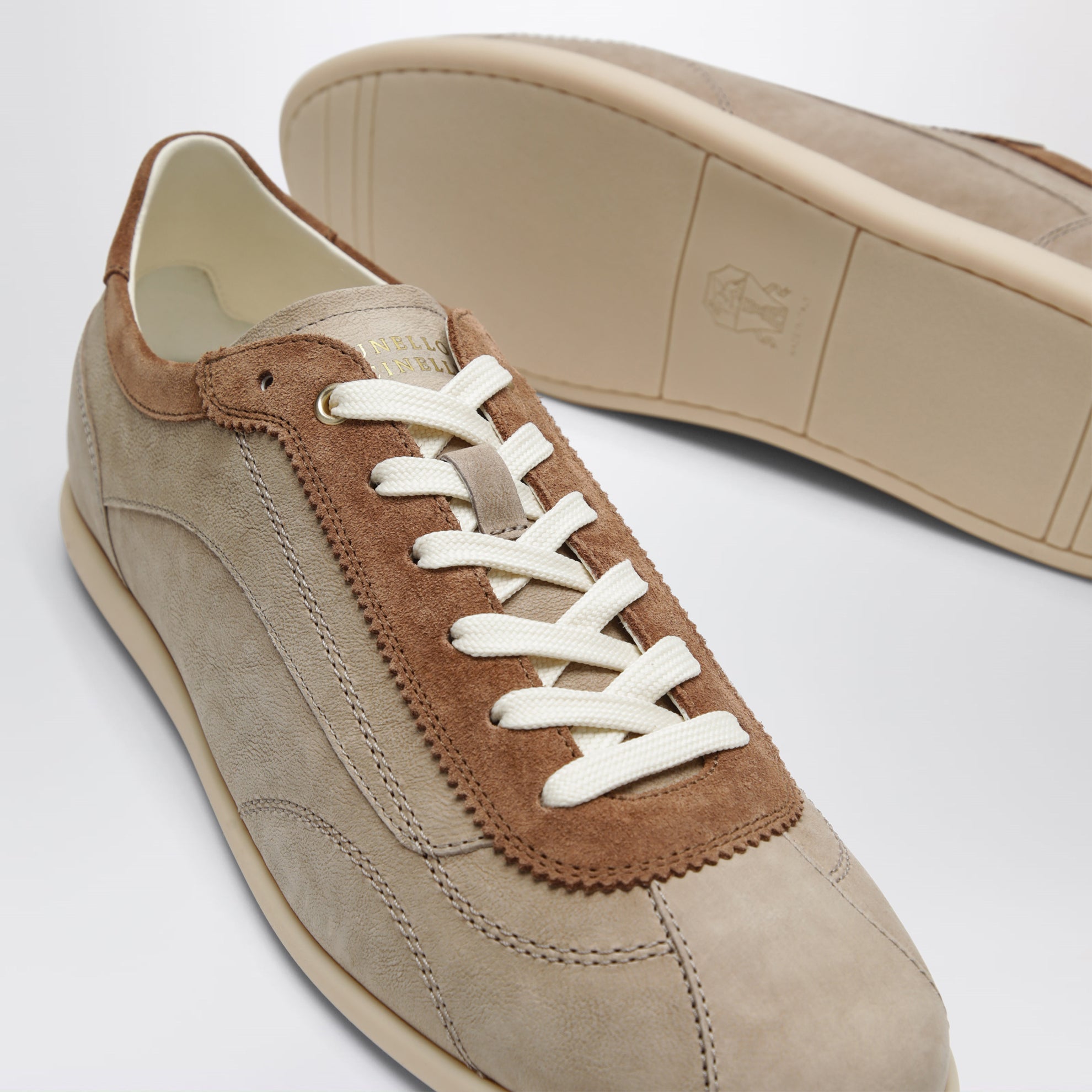 Baskets basses en daim beige
