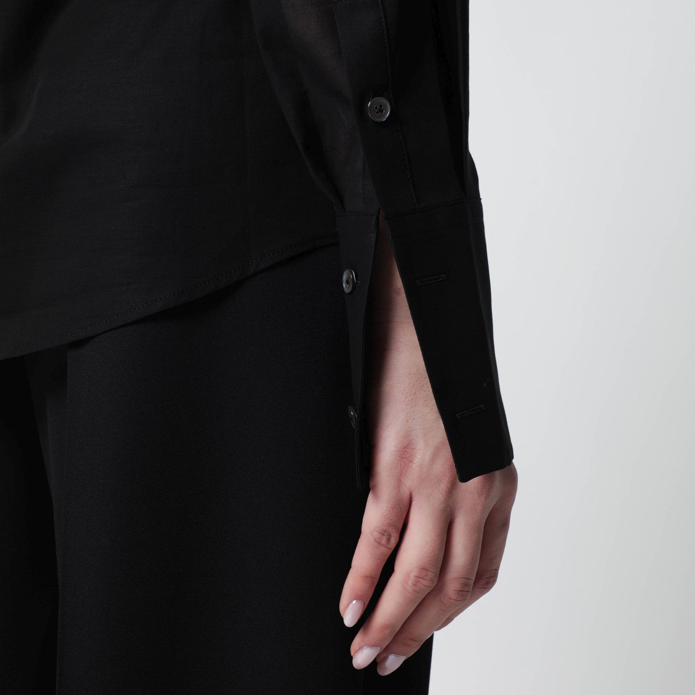 Camicia nera con micro plissettatura