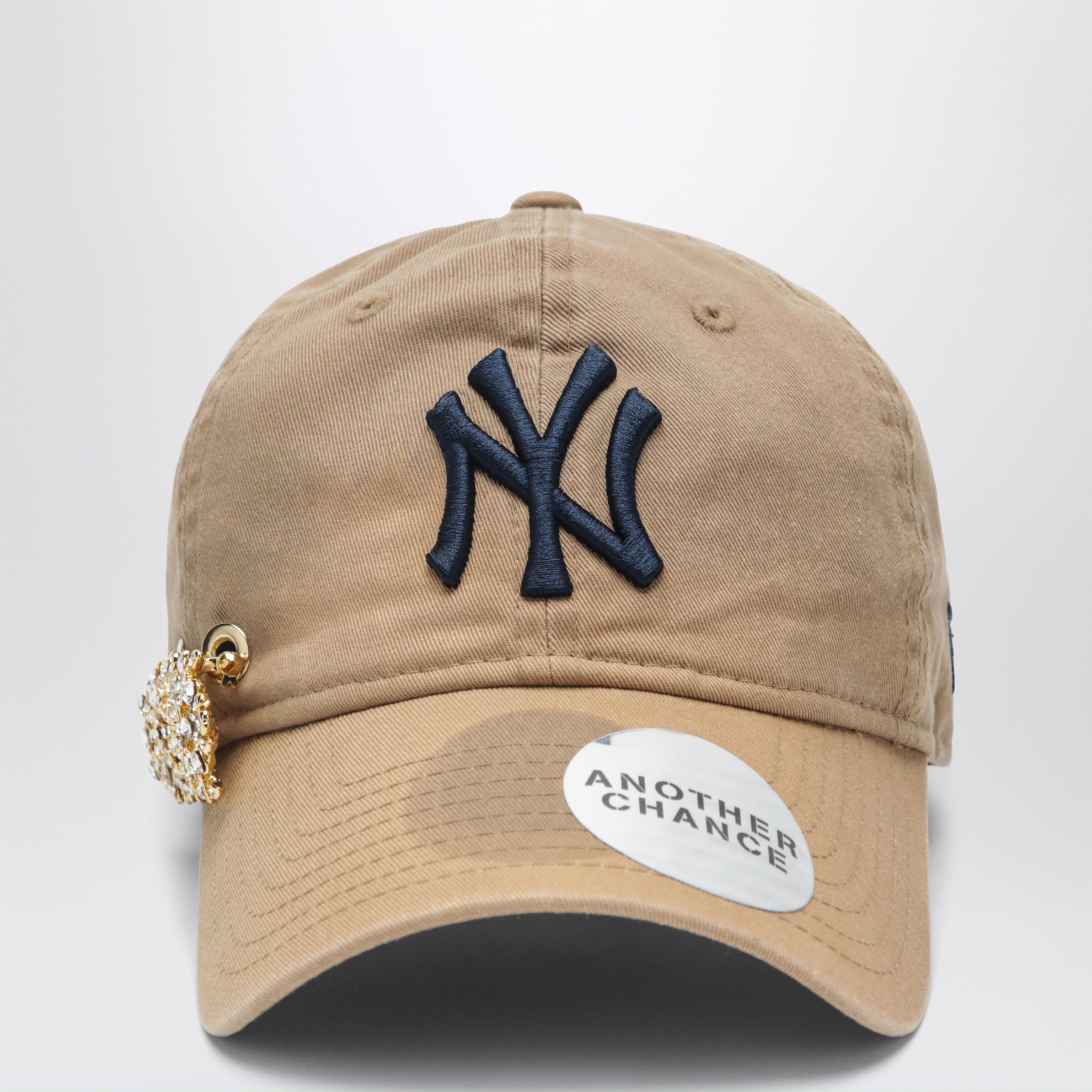 Cappello New Era 9TWENTY beige 01 con spilla