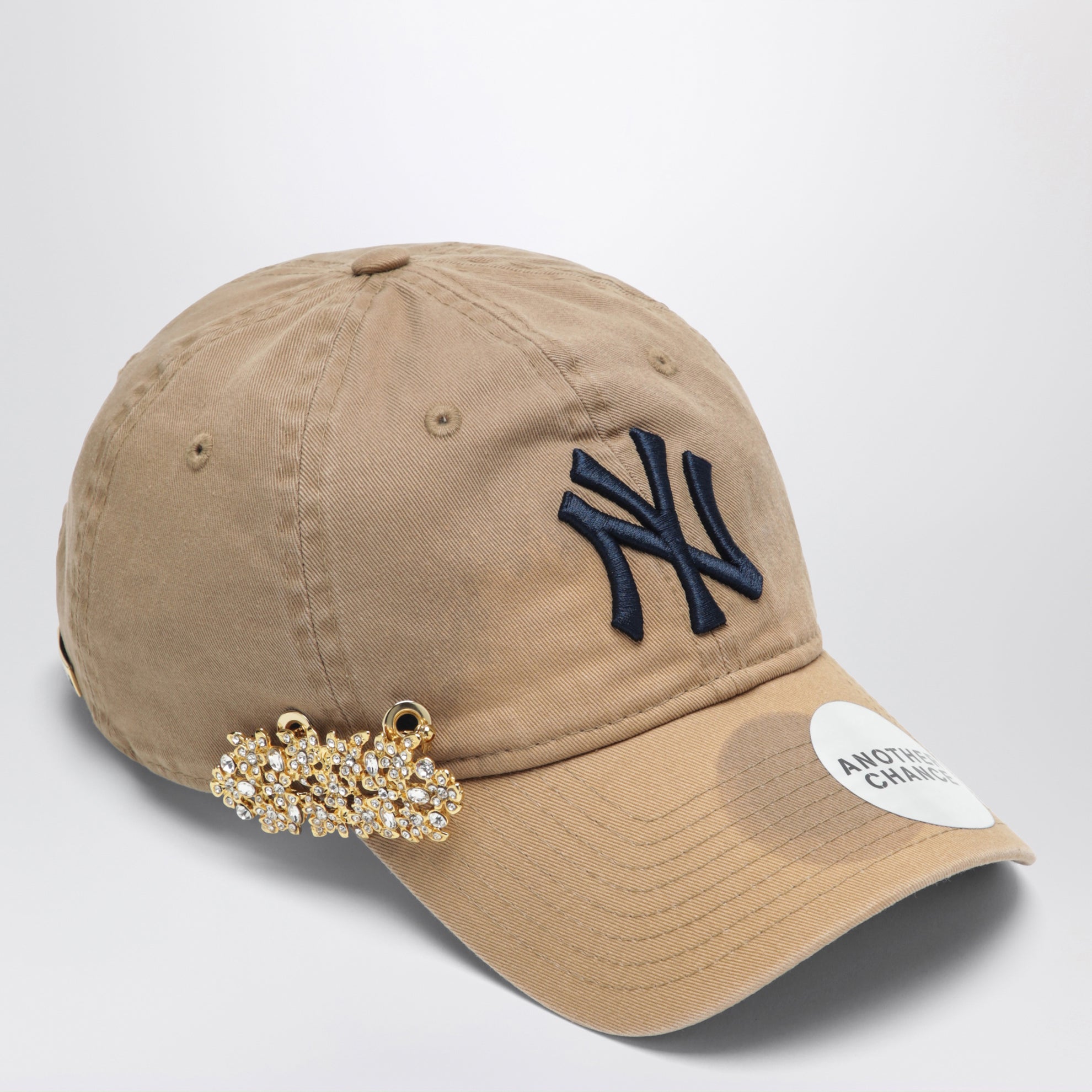 Cappello New Era 9TWENTY beige 01 con spilla