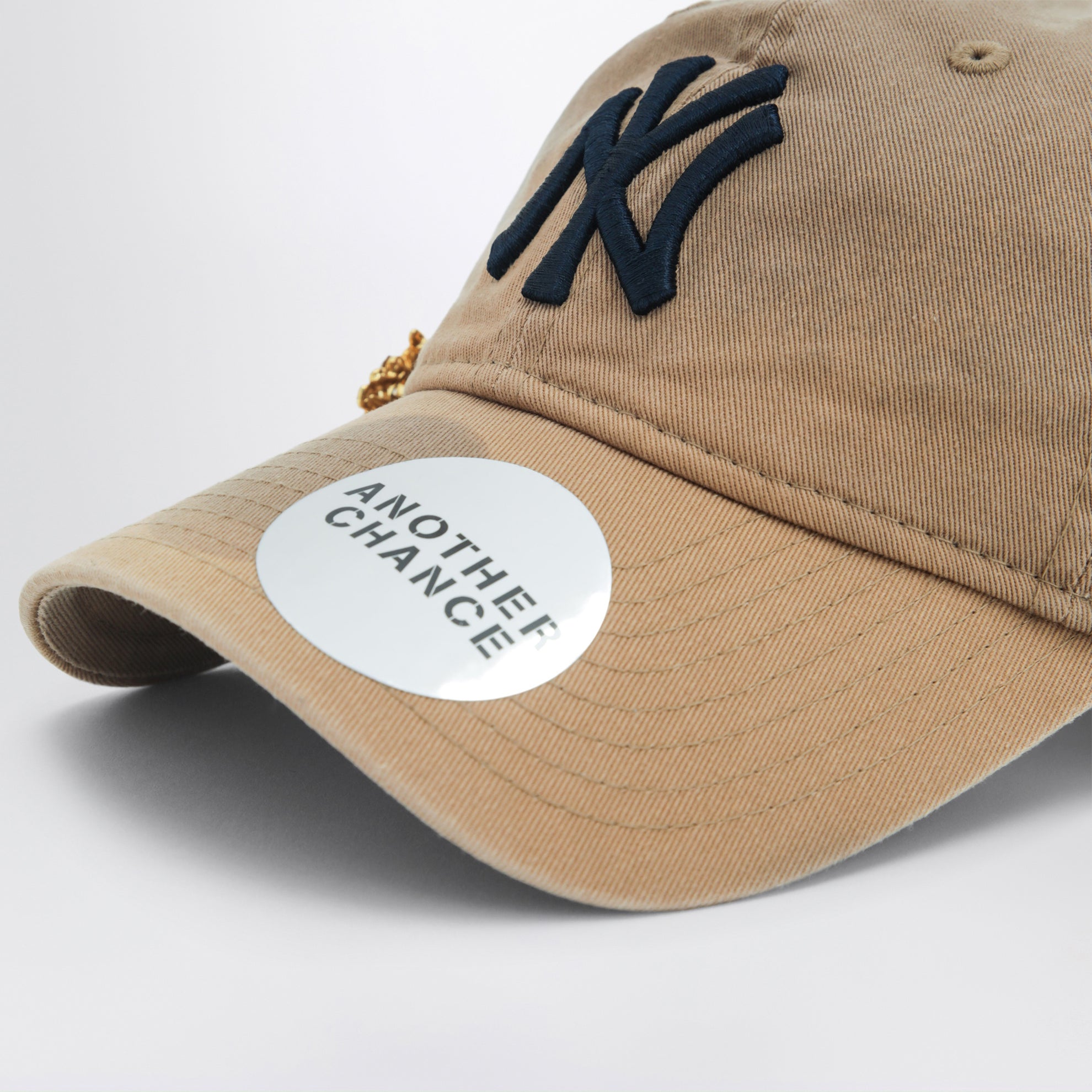 Cappello New Era 9TWENTY beige 01 con spilla