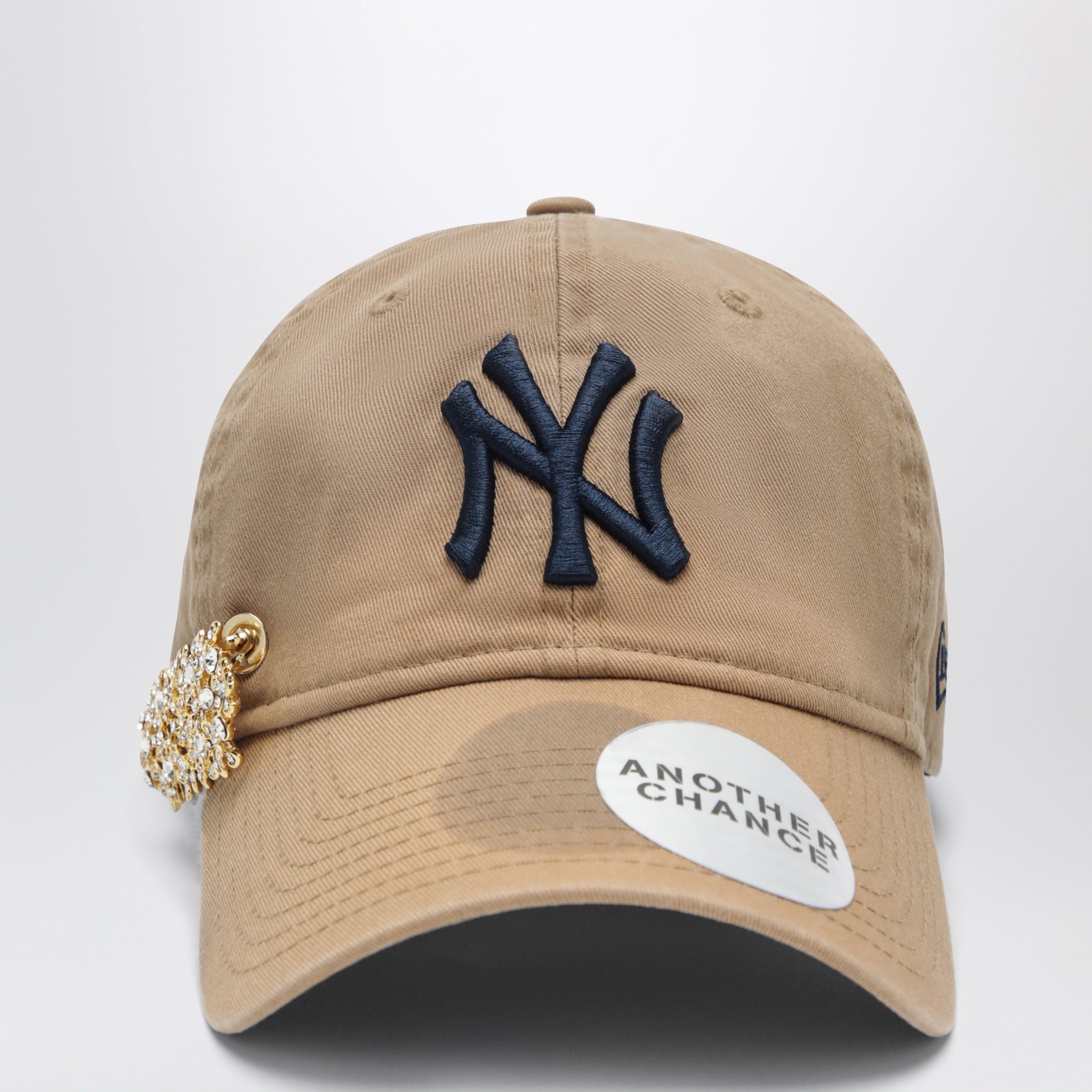 Cappello New Era 9TWENTY beige 02 con spilla