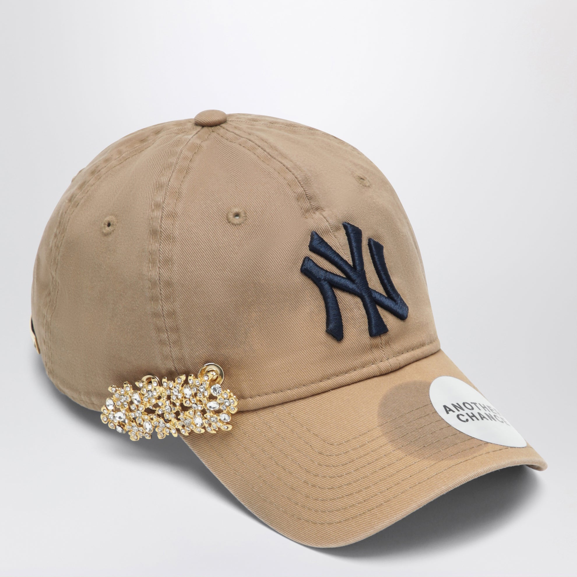 Cappello New Era 9TWENTY beige 02 con spilla