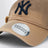 Cappello New Era 9TWENTY beige 02 con spilla