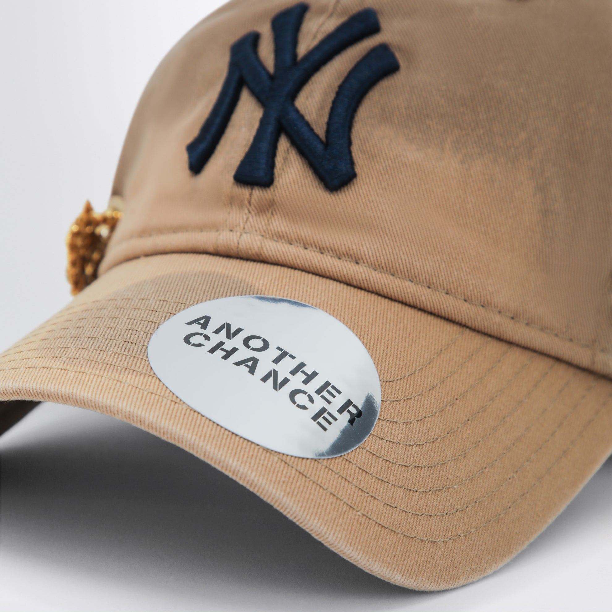 Cappello New Era 9TWENTY beige 02 con spilla