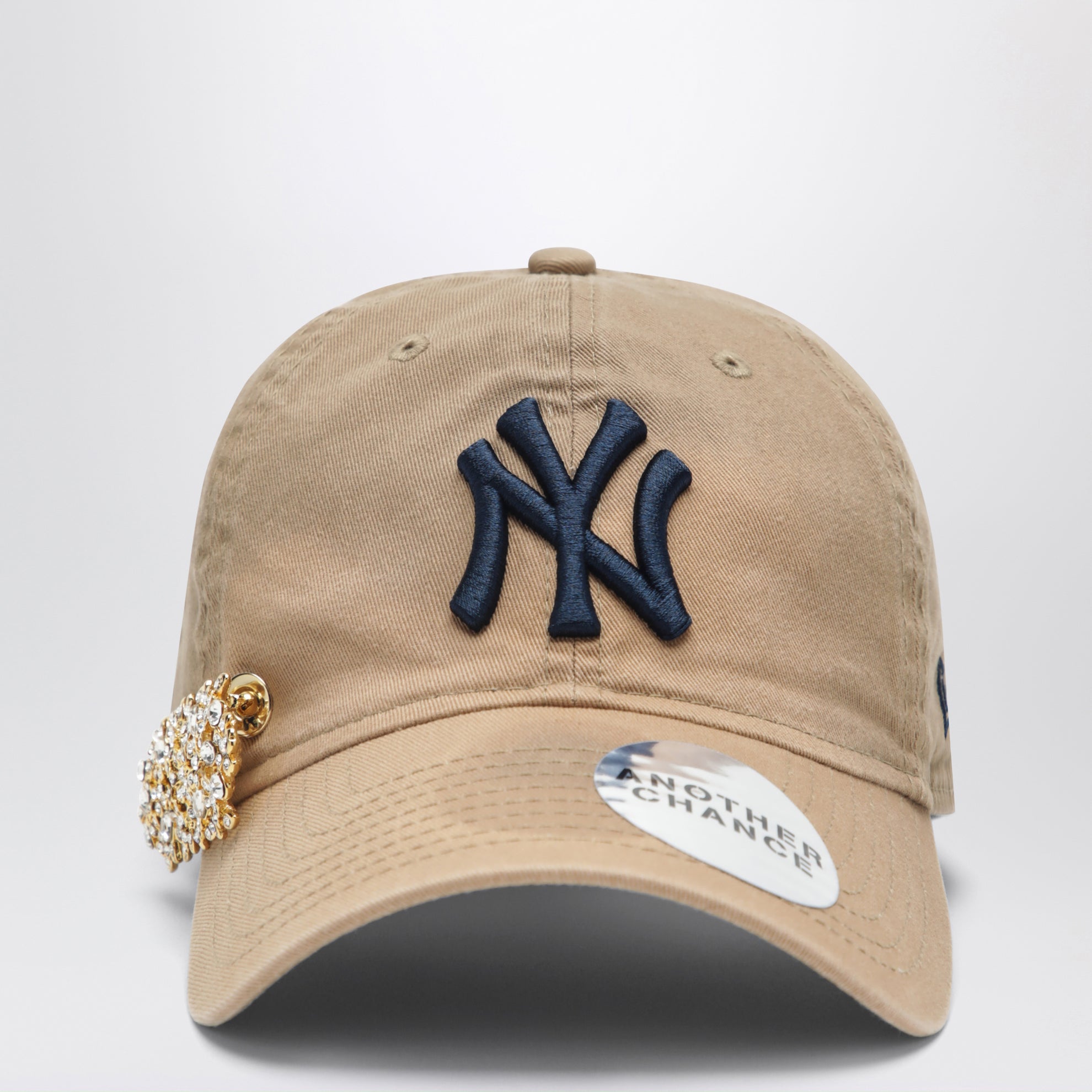Cappello New Era 9TWENTY beige 03 con spilla