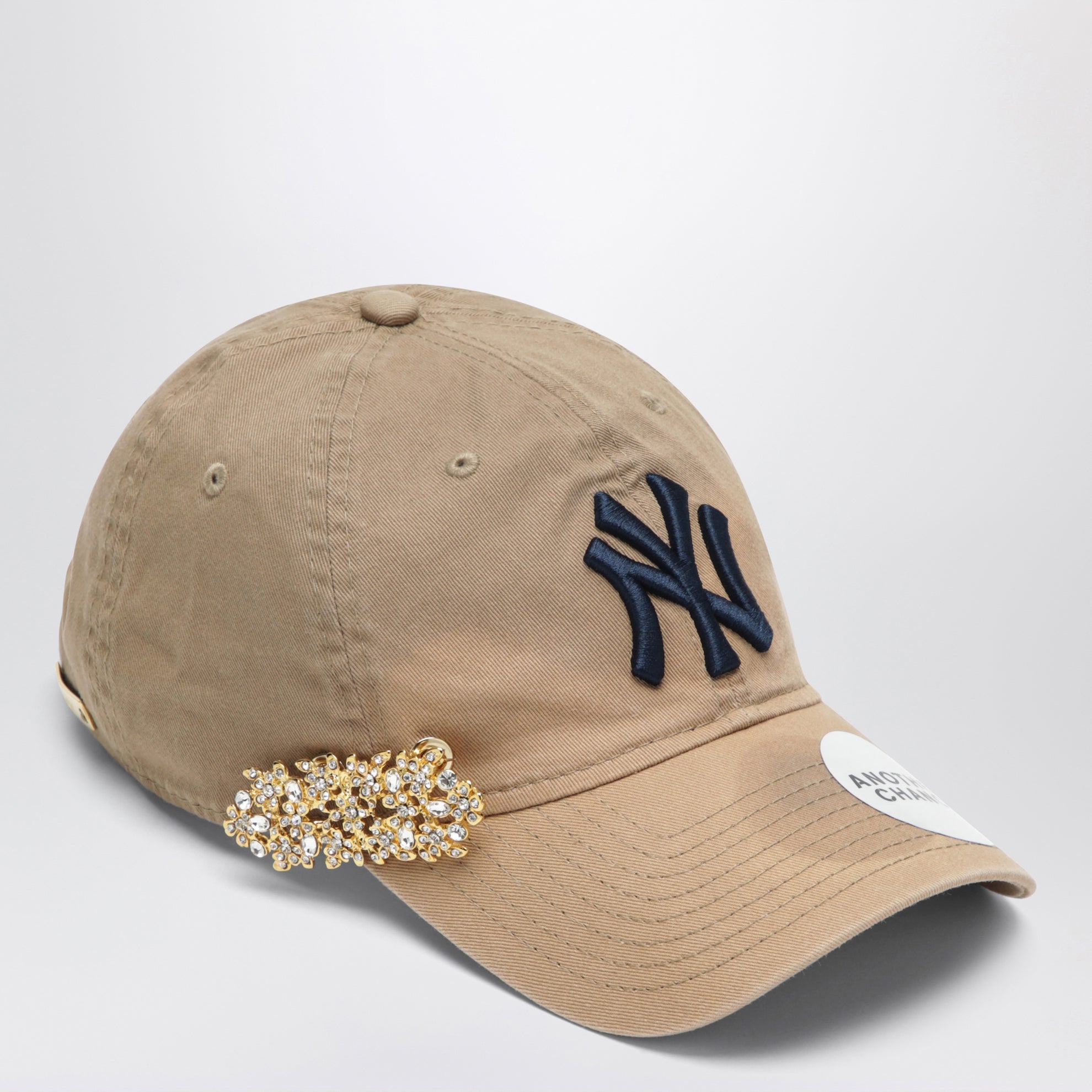 Cappello New Era 9TWENTY beige 03 con spilla