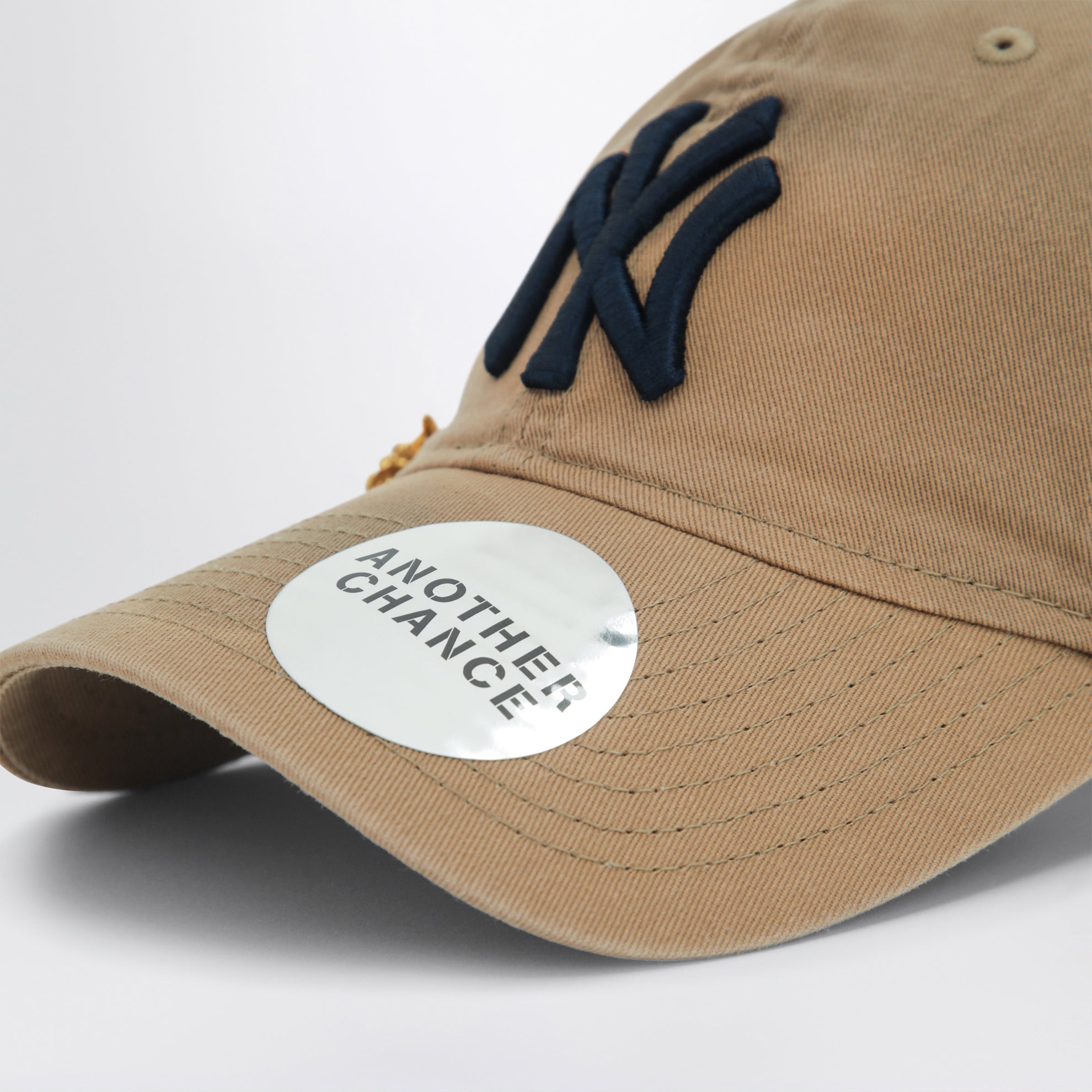 Cappello New Era 9TWENTY beige 03 con spilla