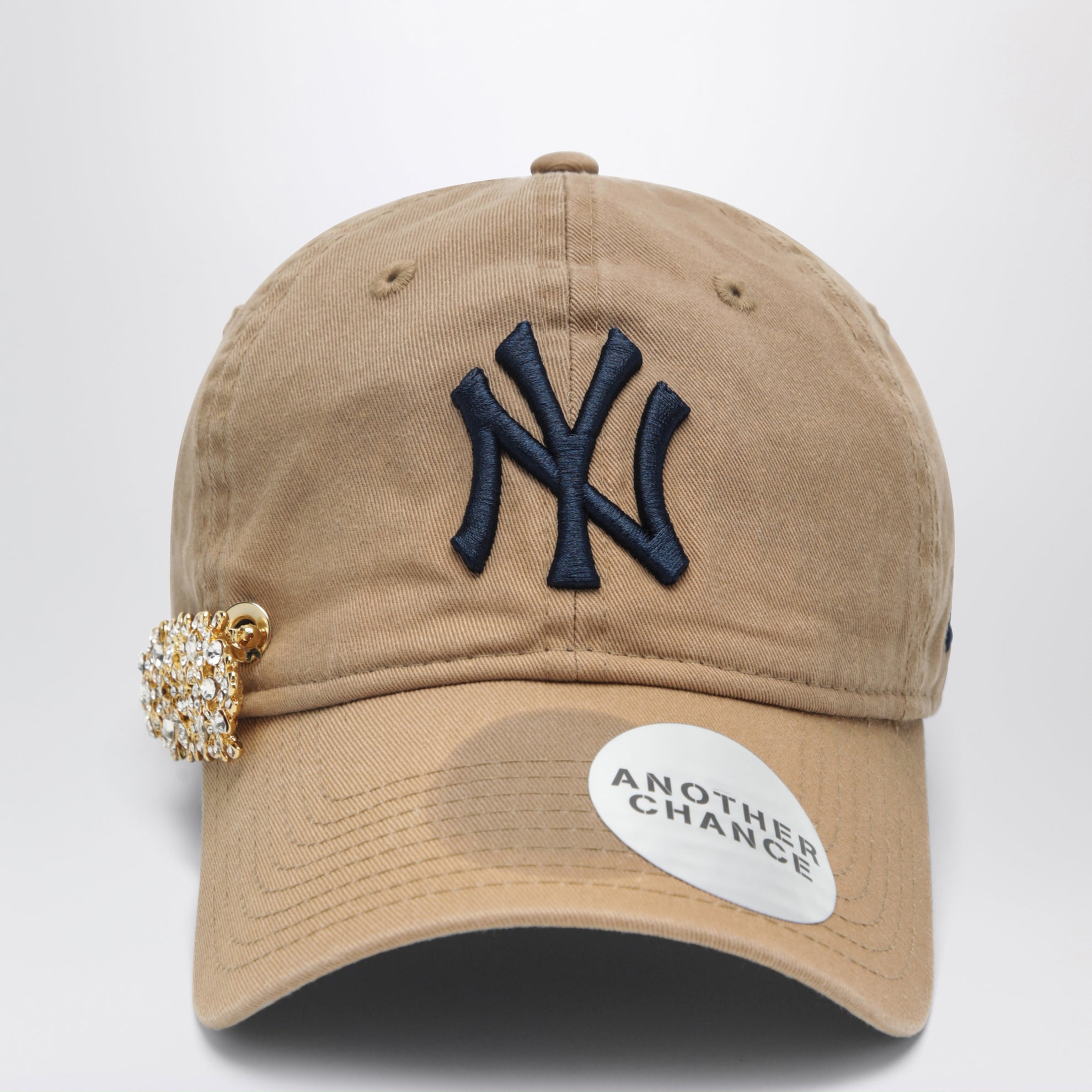 Cappello New Era 9TWENTY beige 04 con spilla